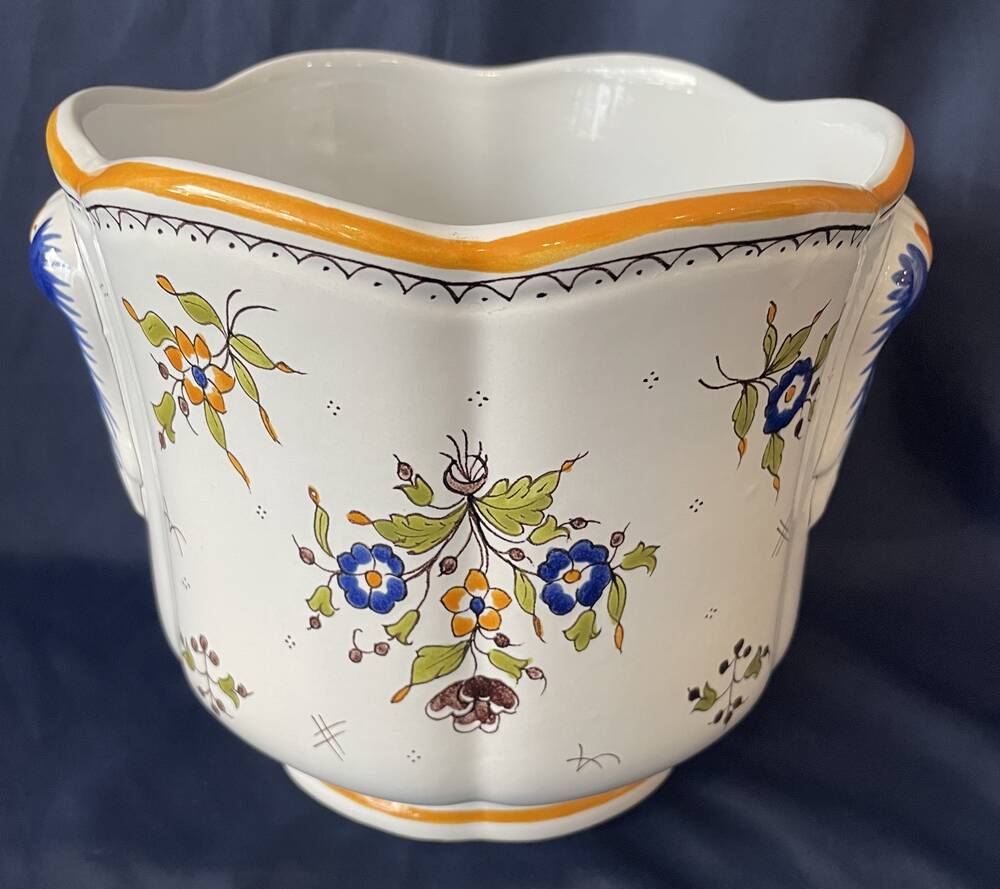 Earthenware cache-pot from Moustiers with bird and floral decoration, interior decor.