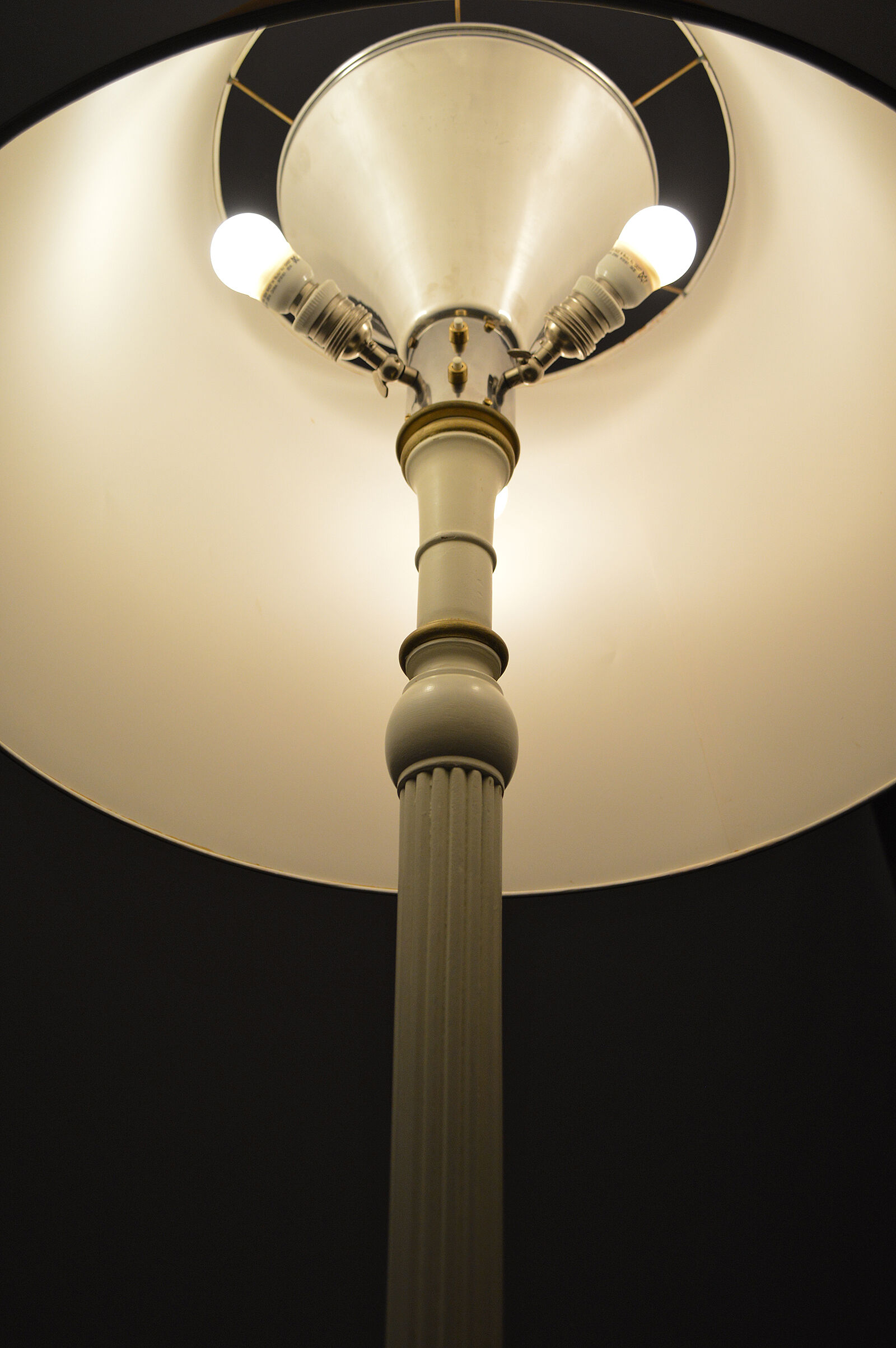 Art Deco floor lamp in white and gilded painted wood, 1925