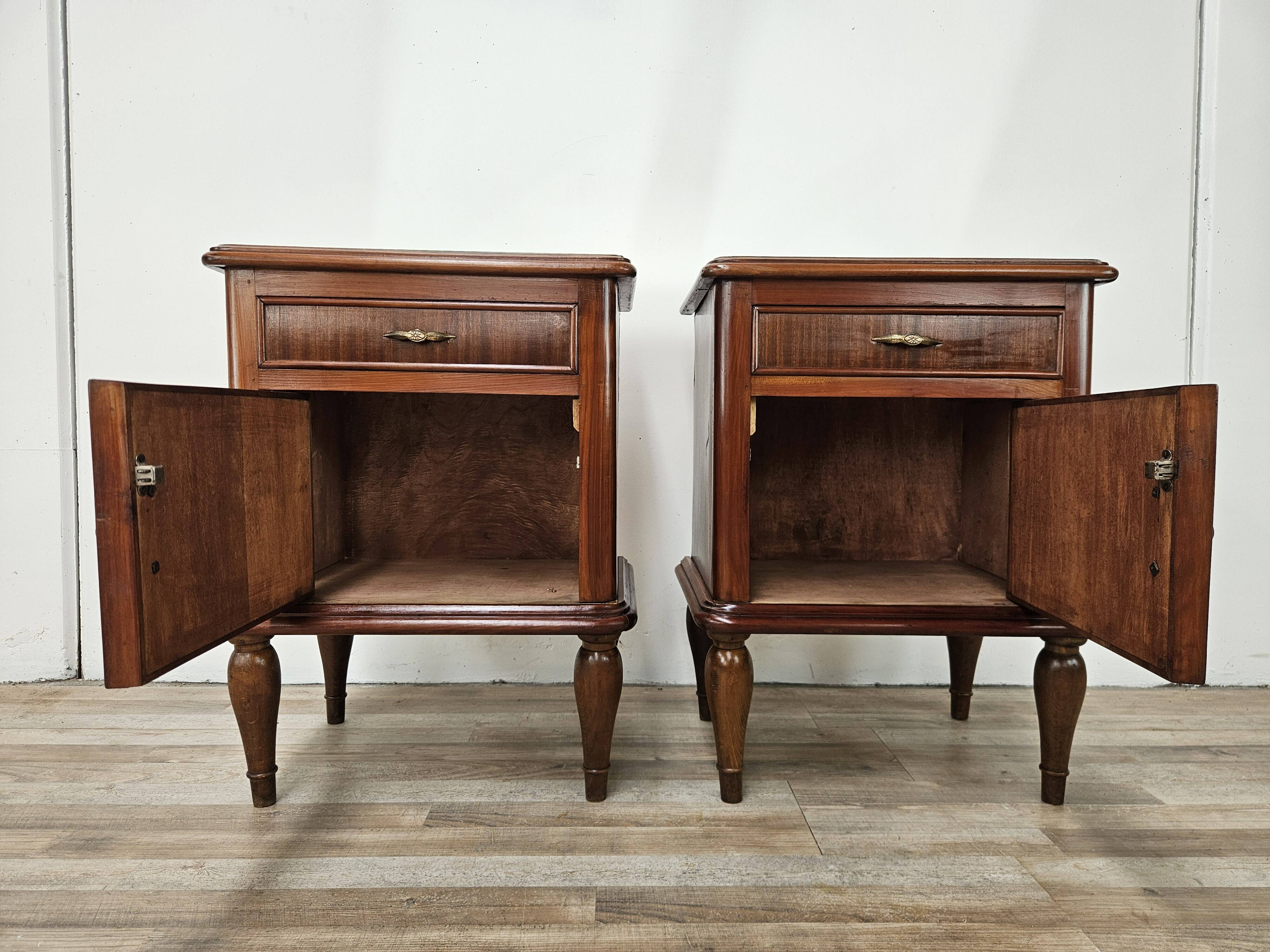 Pair of 1950s Art Decò bedside tables with mirrored top