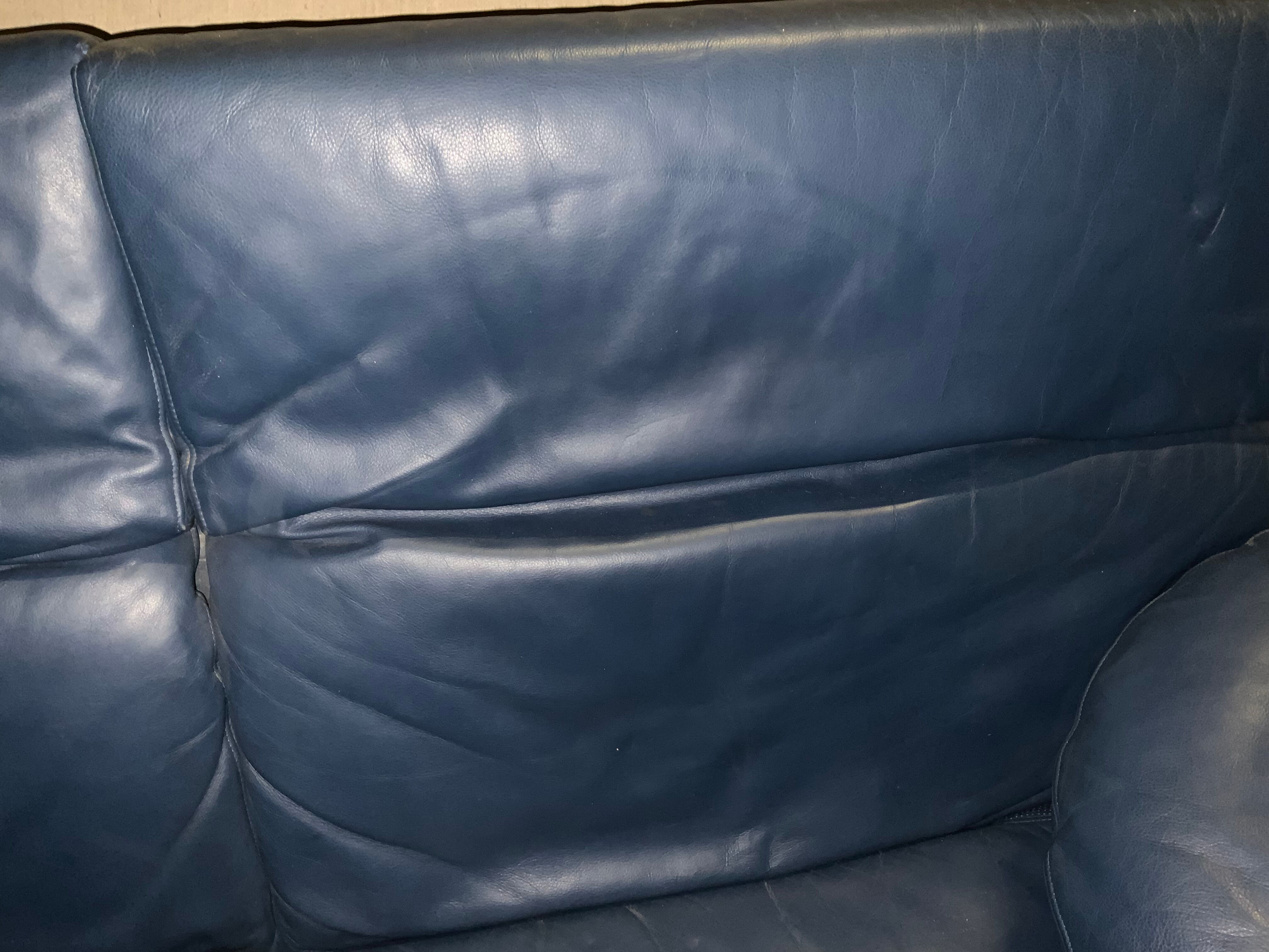 Paolo Piva's Italian leather sofa with rotating round glass shelves, 1980