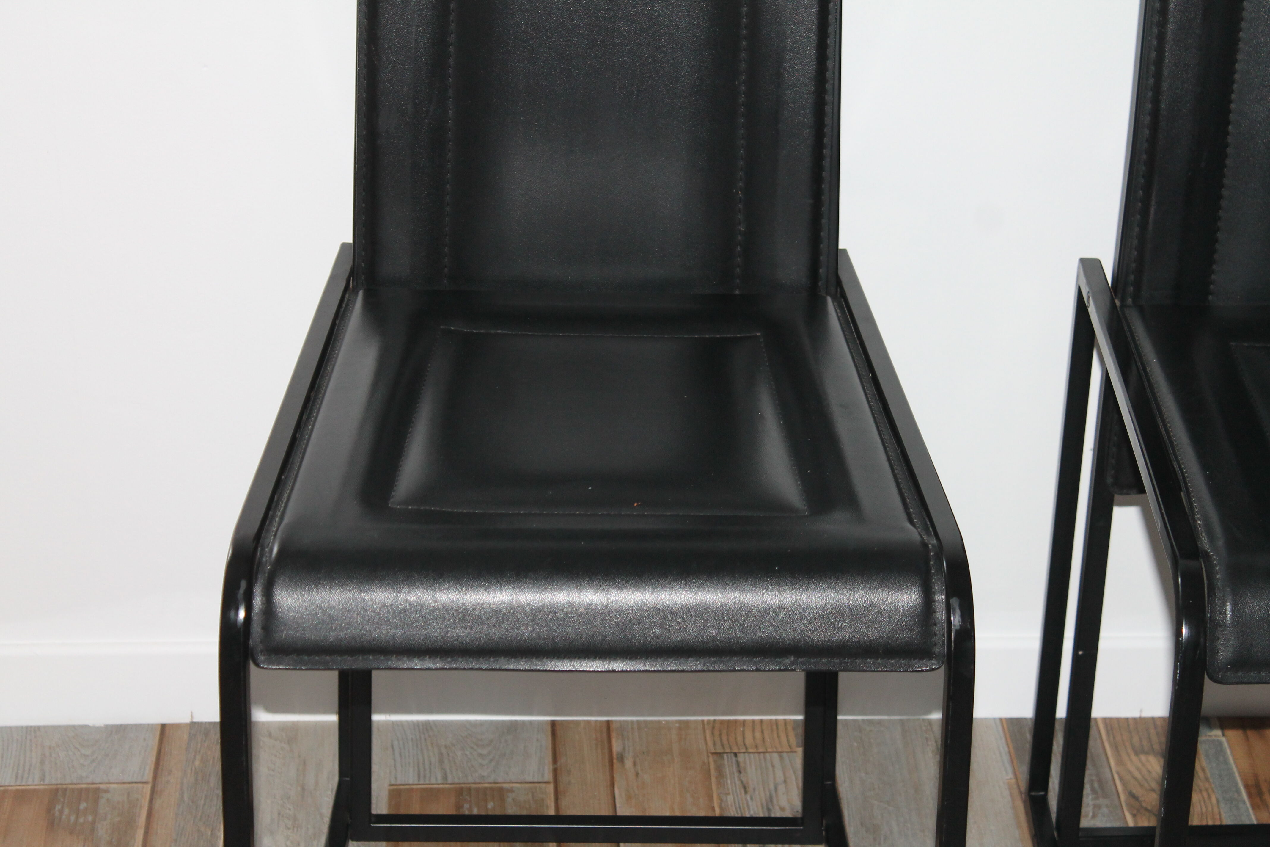 Lot de 4 chaises vintage cuir piqure sellier