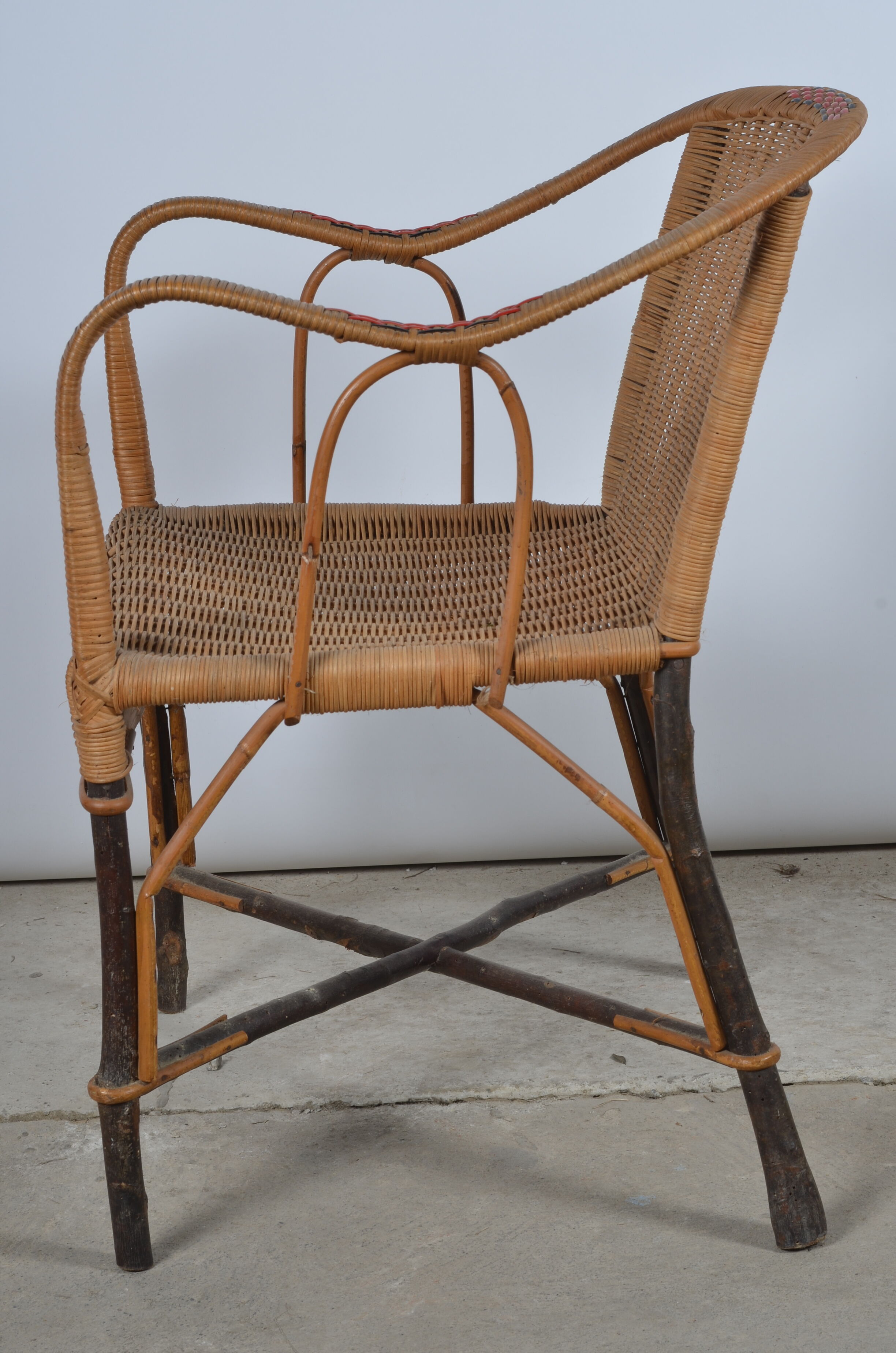 Rattan armchair and adult scoubidou