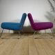 Une paire de fauteuils en laine des années 50 avec des pieds en métal – années 1970