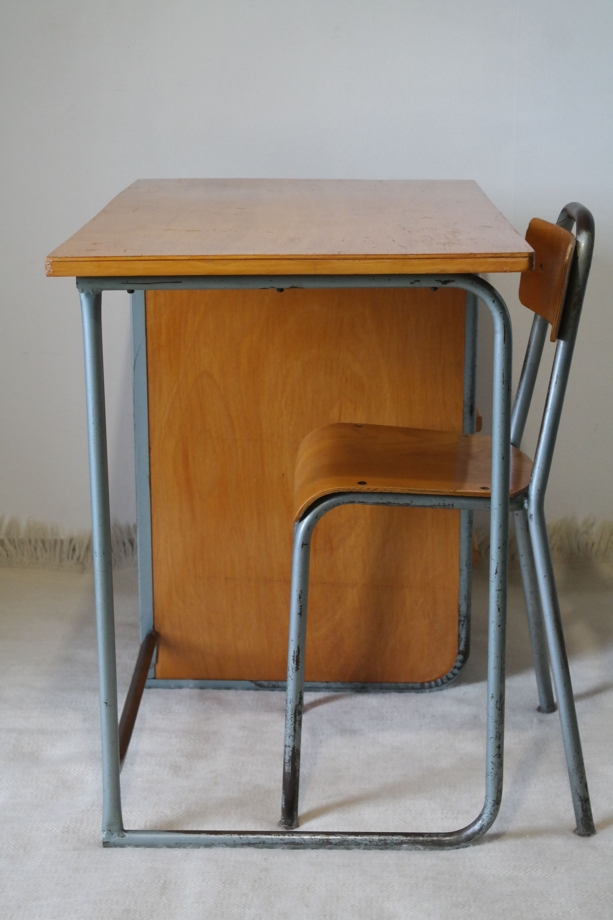 Bureau d'écolier et chaise vintage métal et bois clair