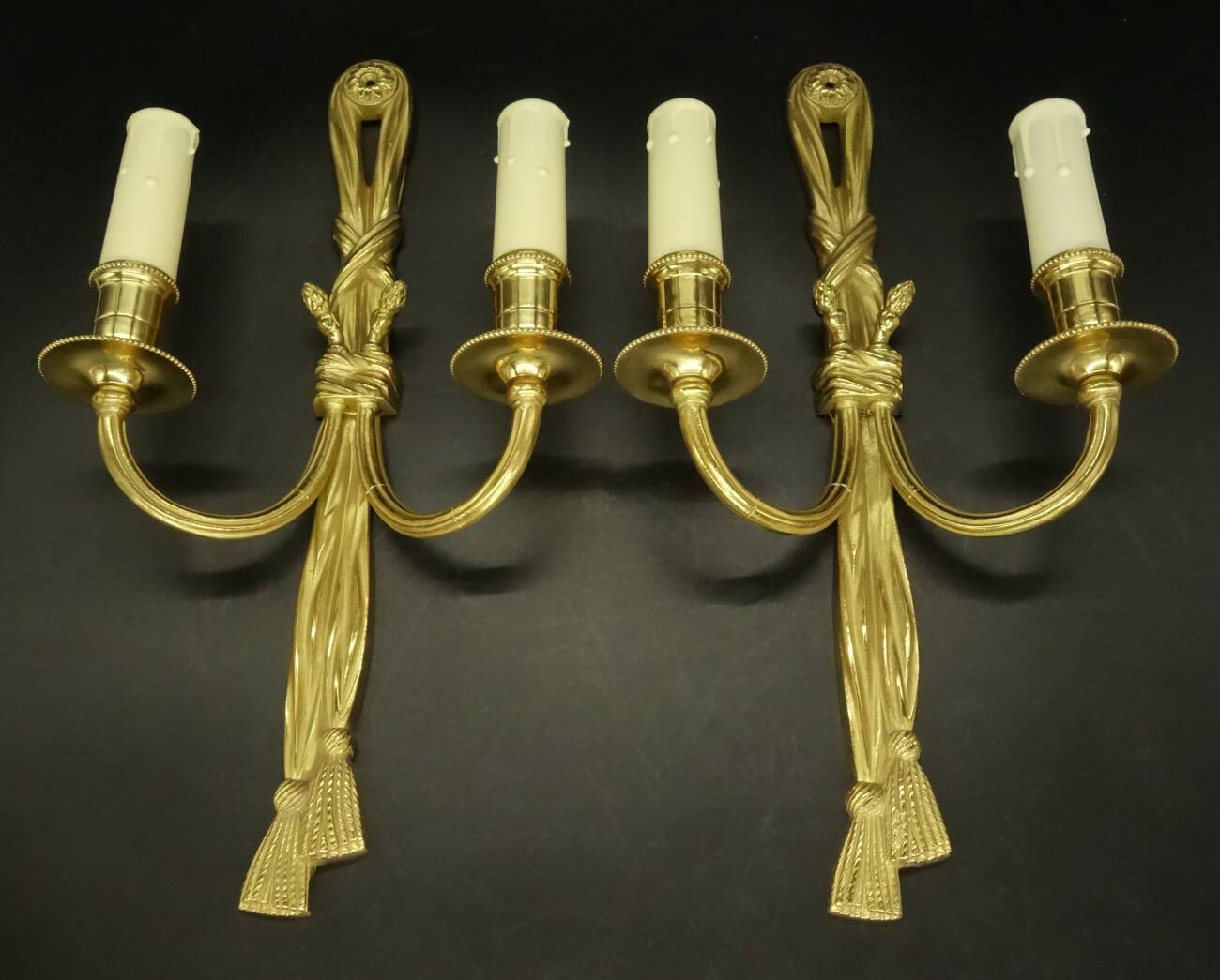 Large pair of Louis XVI style wall lights from Hettier Vincent - bronze