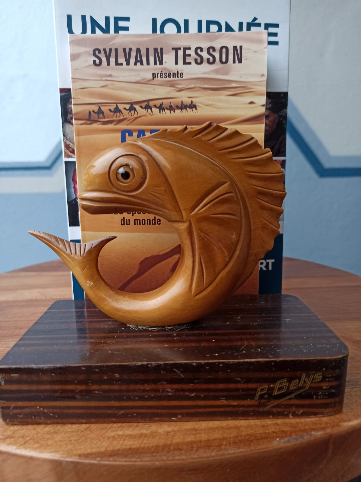 Paire de serre livres en bois sculpté