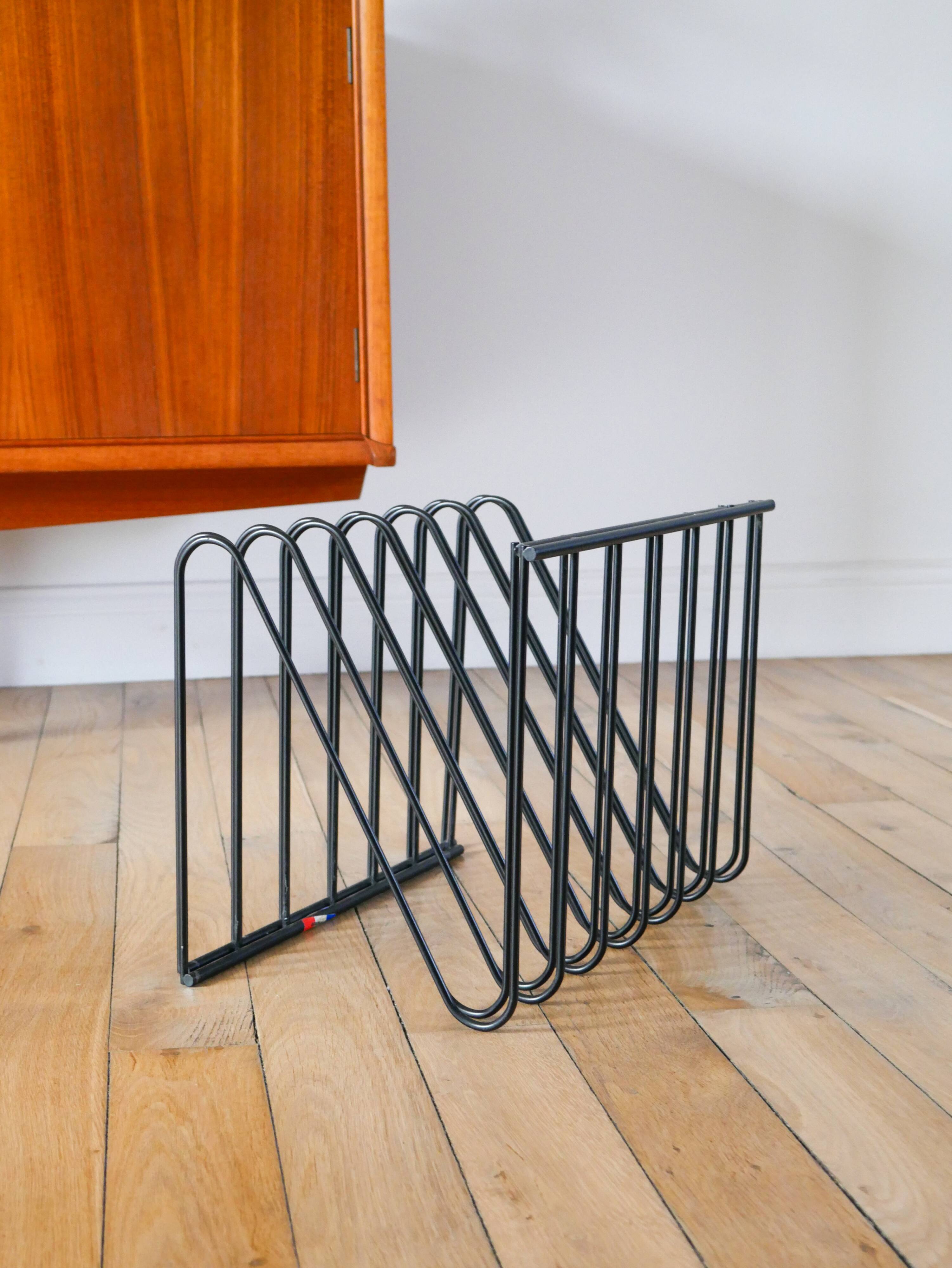 Black metal magazine rack Design attributed to François Arnal for Atelier A Made in France 1970