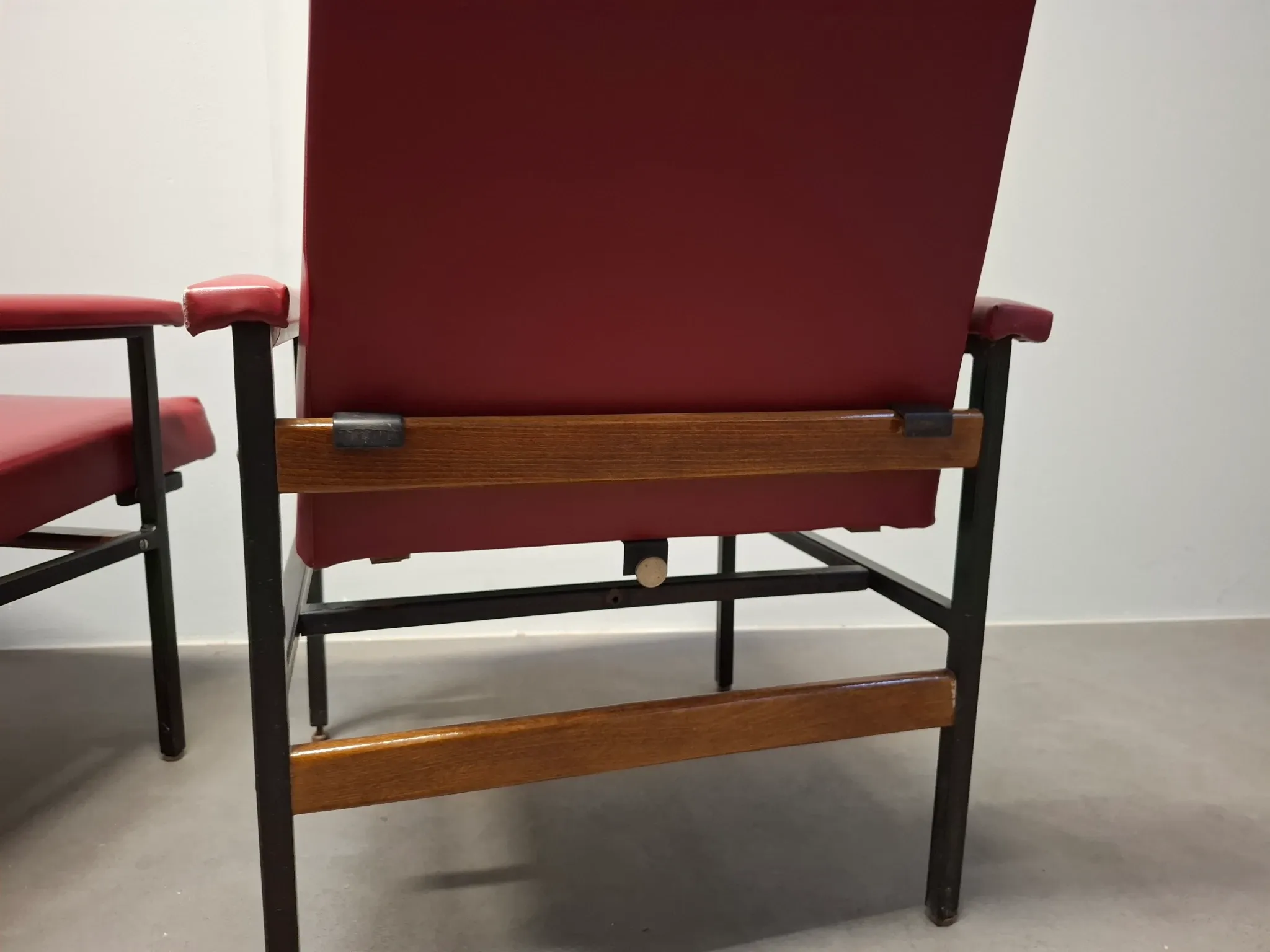 Ensemble de 3 fauteuils rouges de style mid-century moderne, Tchécoslovaquie, années 1970.