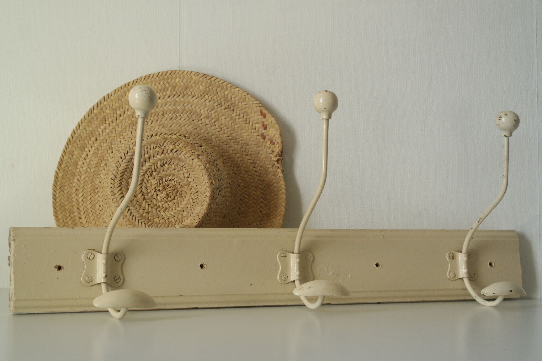 Porte manteau murale vintage bois et métal beige