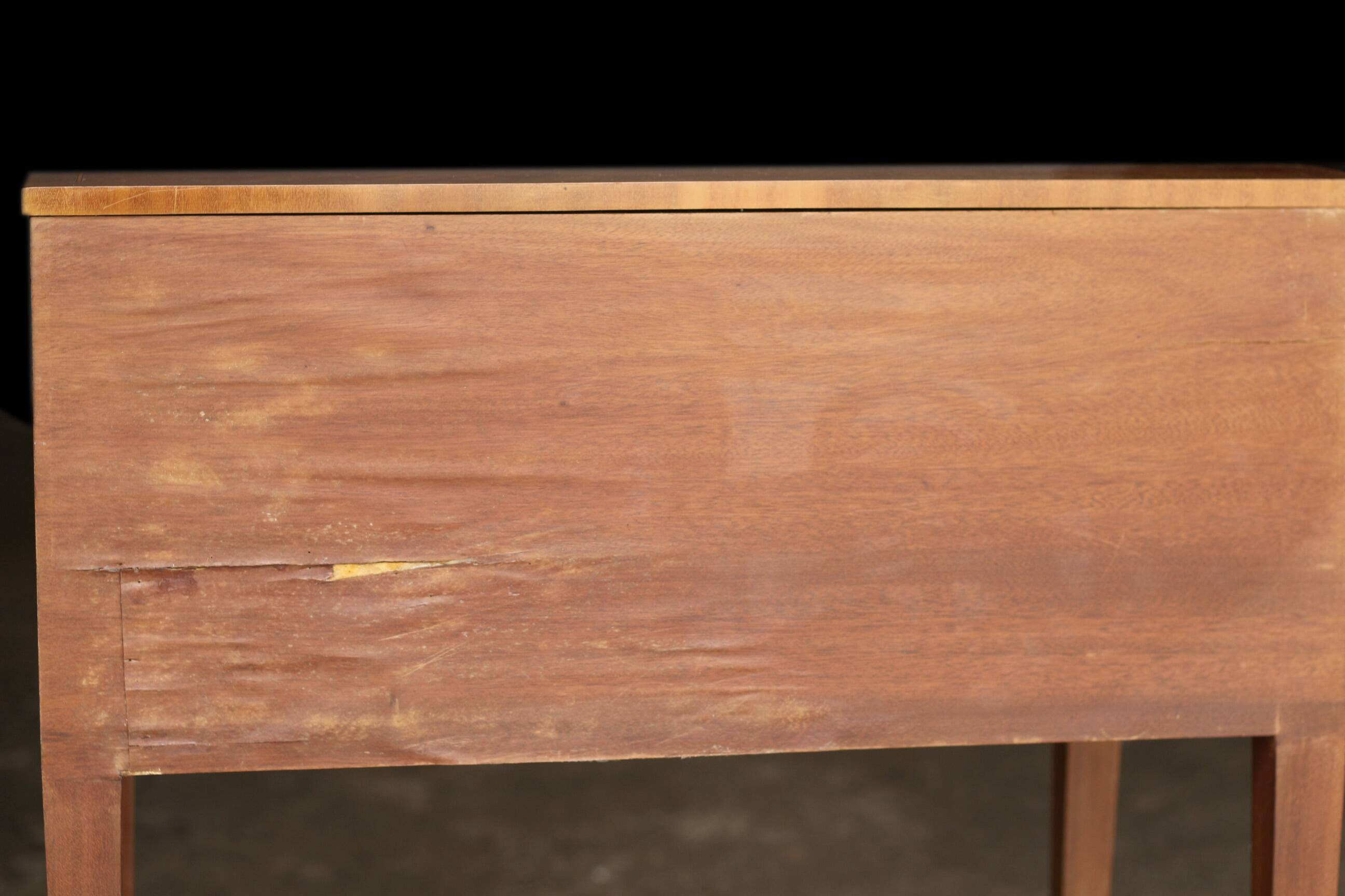 Charming desk with a blond wood structure. Work from the Faubourg (early 20th century).