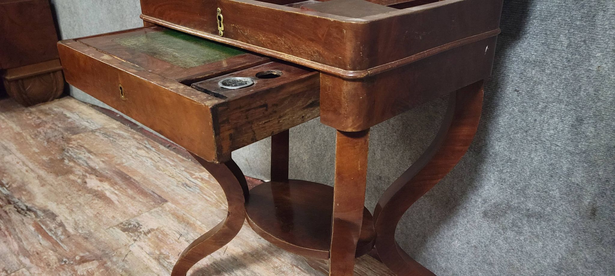 Table écritoire époque Empire, en acajou, reposant sur des pieds galbés