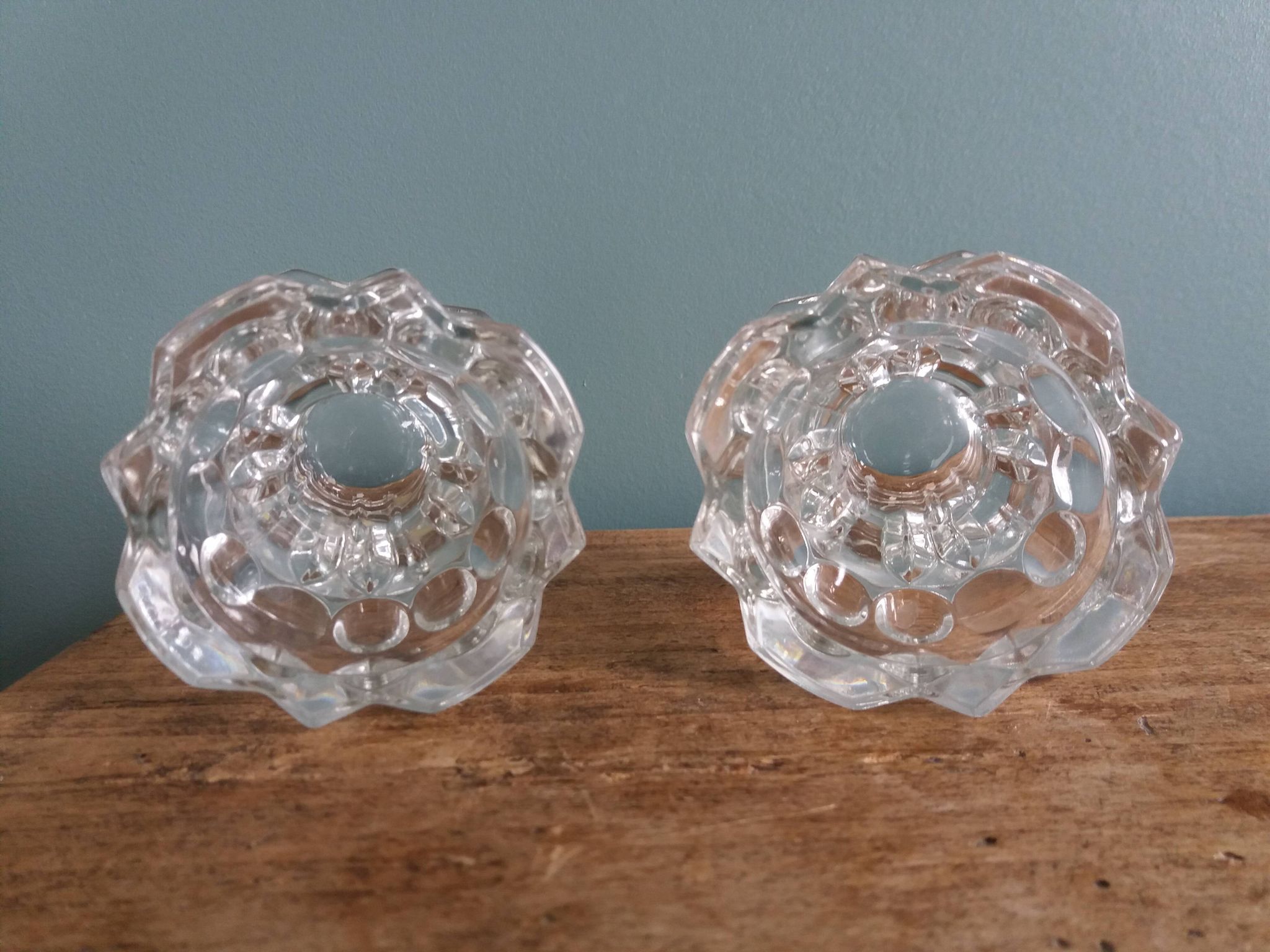 Paire de bougeoirs en verre de Reims