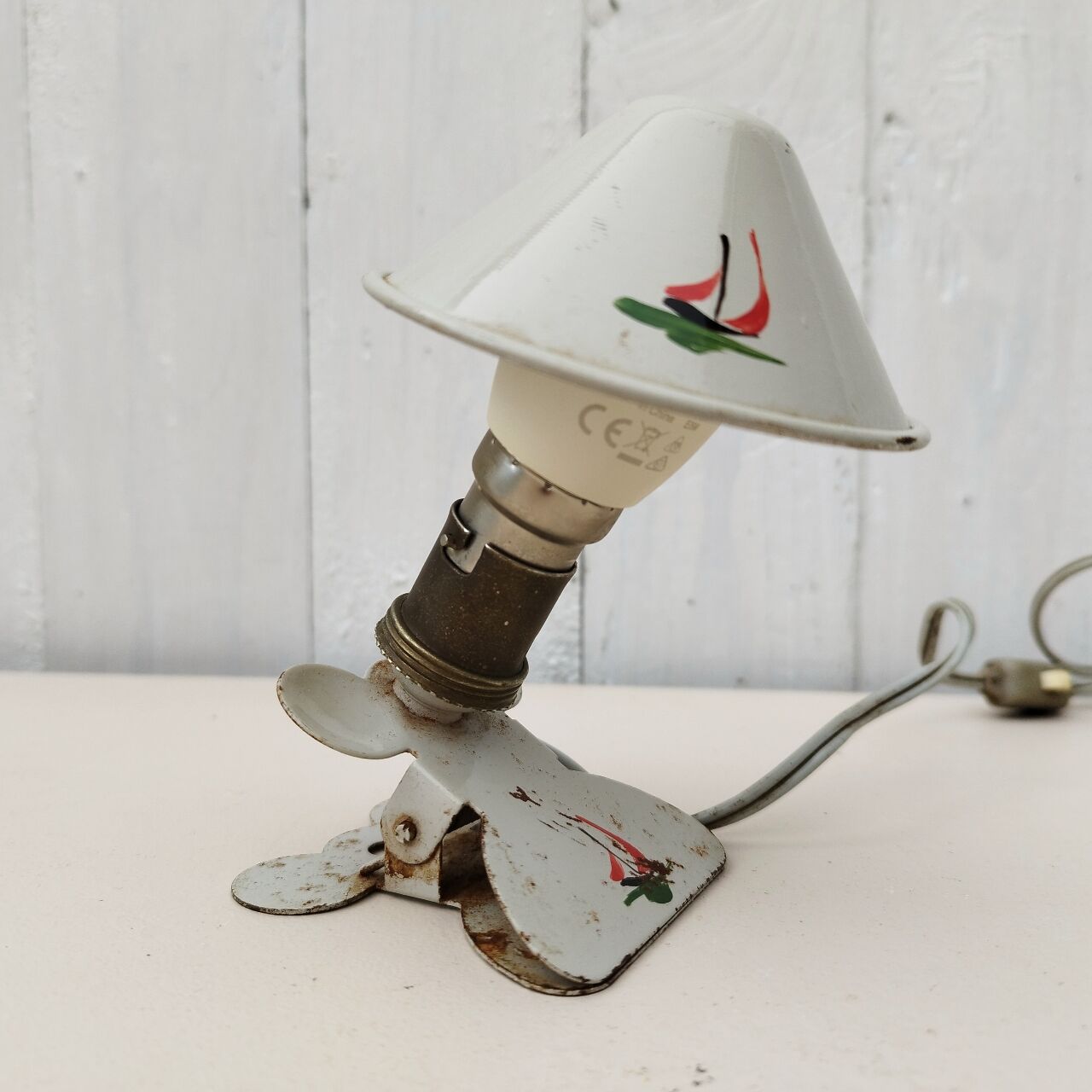 Lamp mushroom clip painted sheet metal