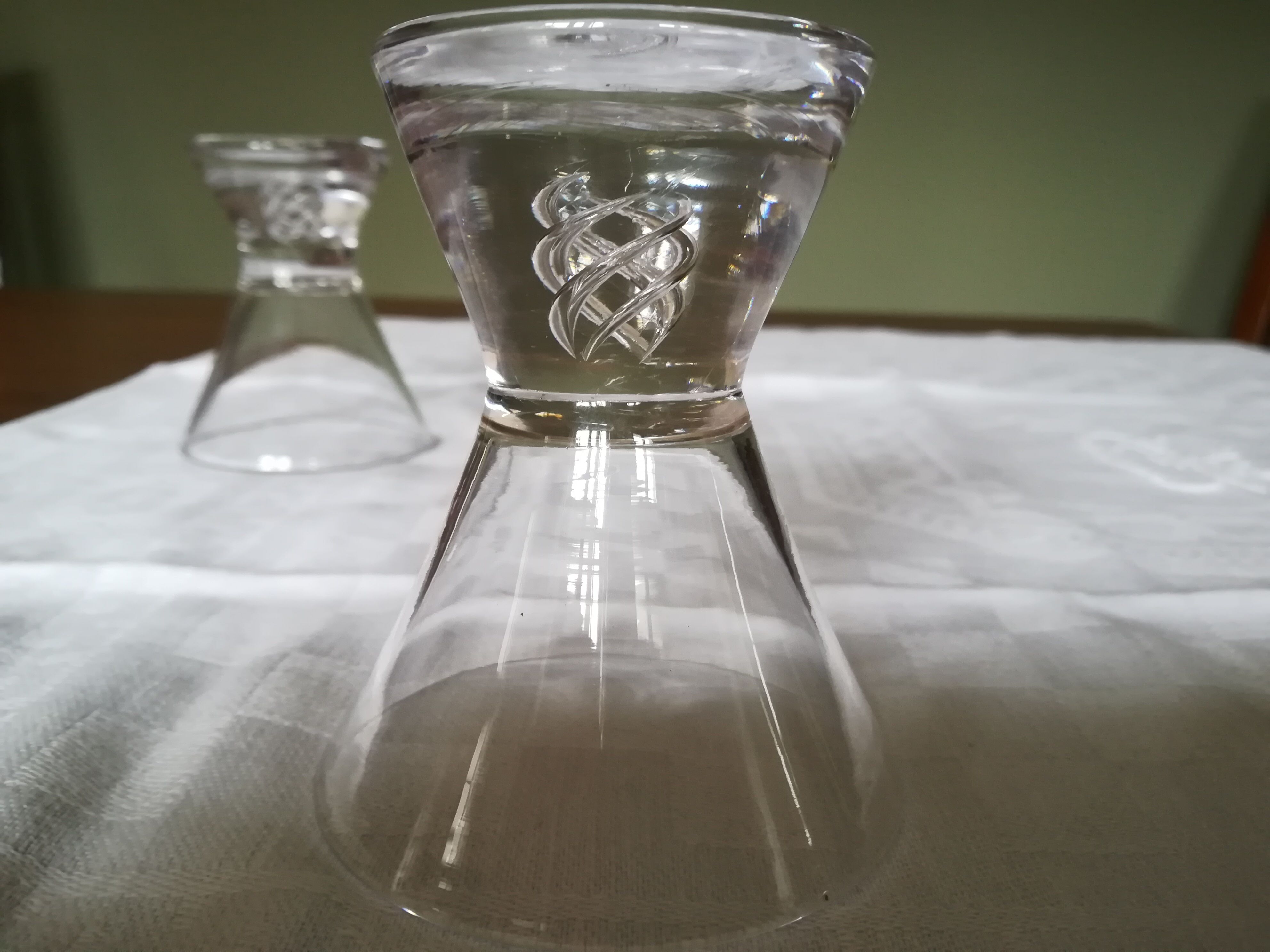 Set of two crystal glasses (digestive aperitif vodka) engraved under foot made in tudor sulphure