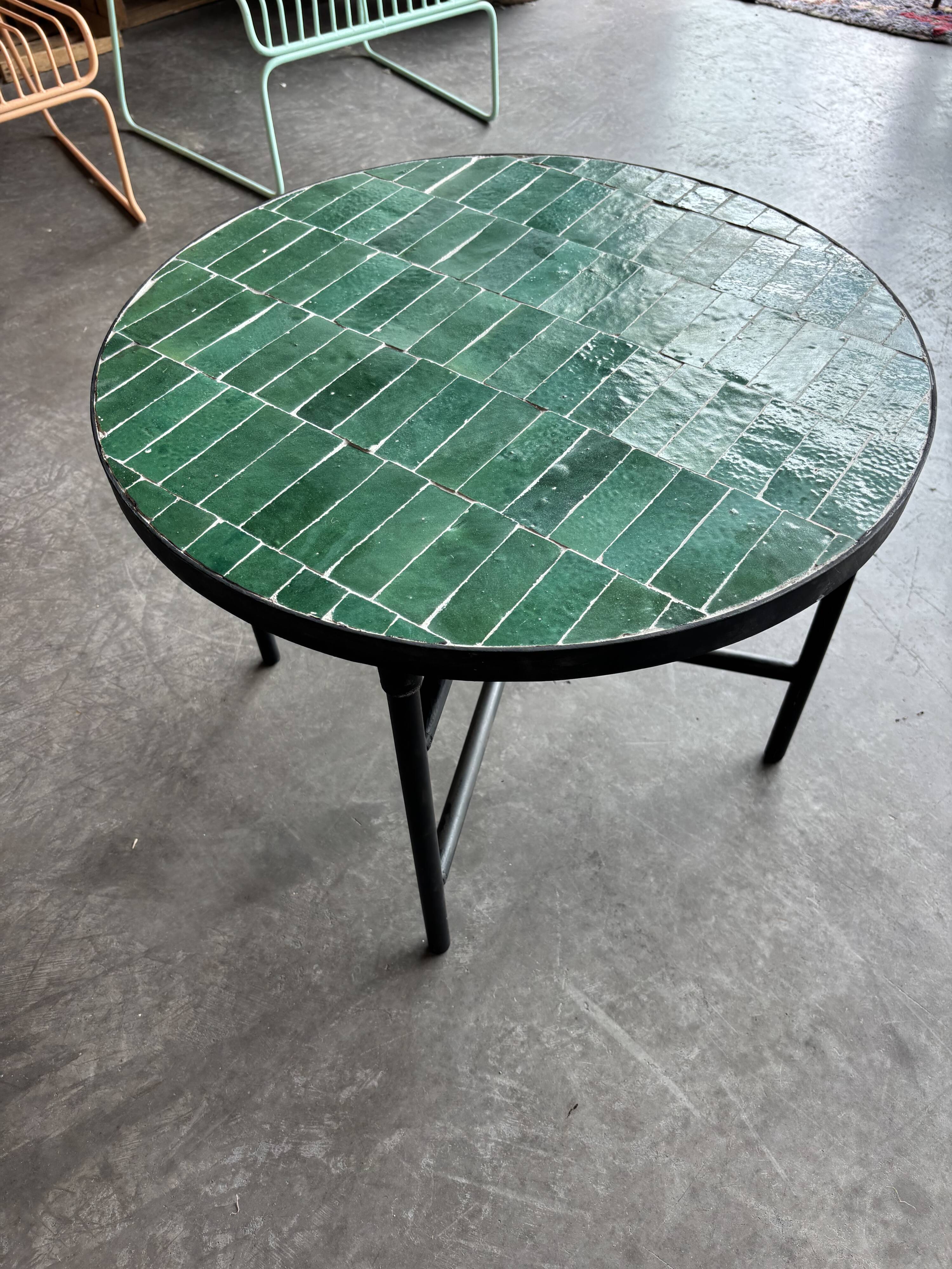 Round coffee table in emerald green zellige – Moroccan craftsmanship