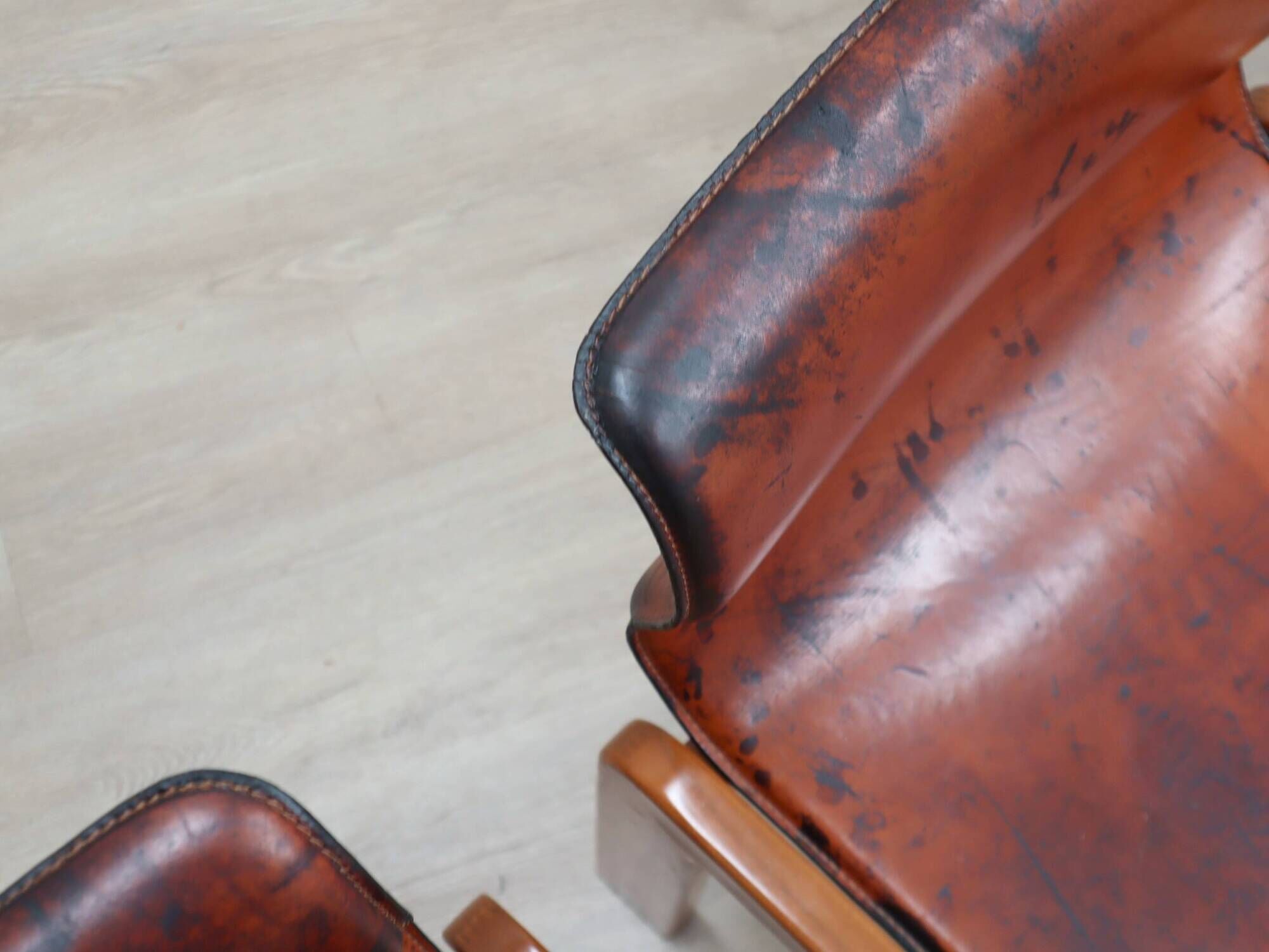 Curved wooden and leather chairs by Afra and Tobia Scarpa from the 1970s, set of 4.