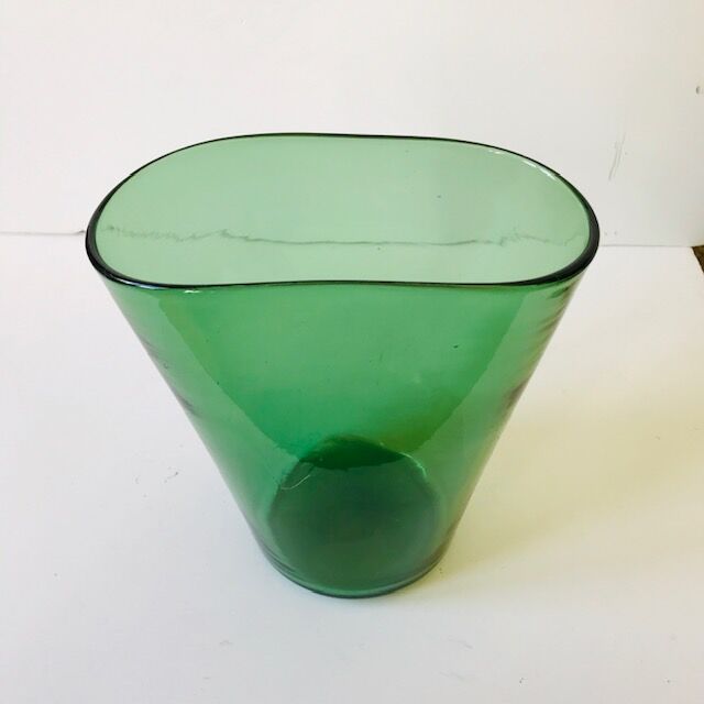 Glass vase blows green empoli