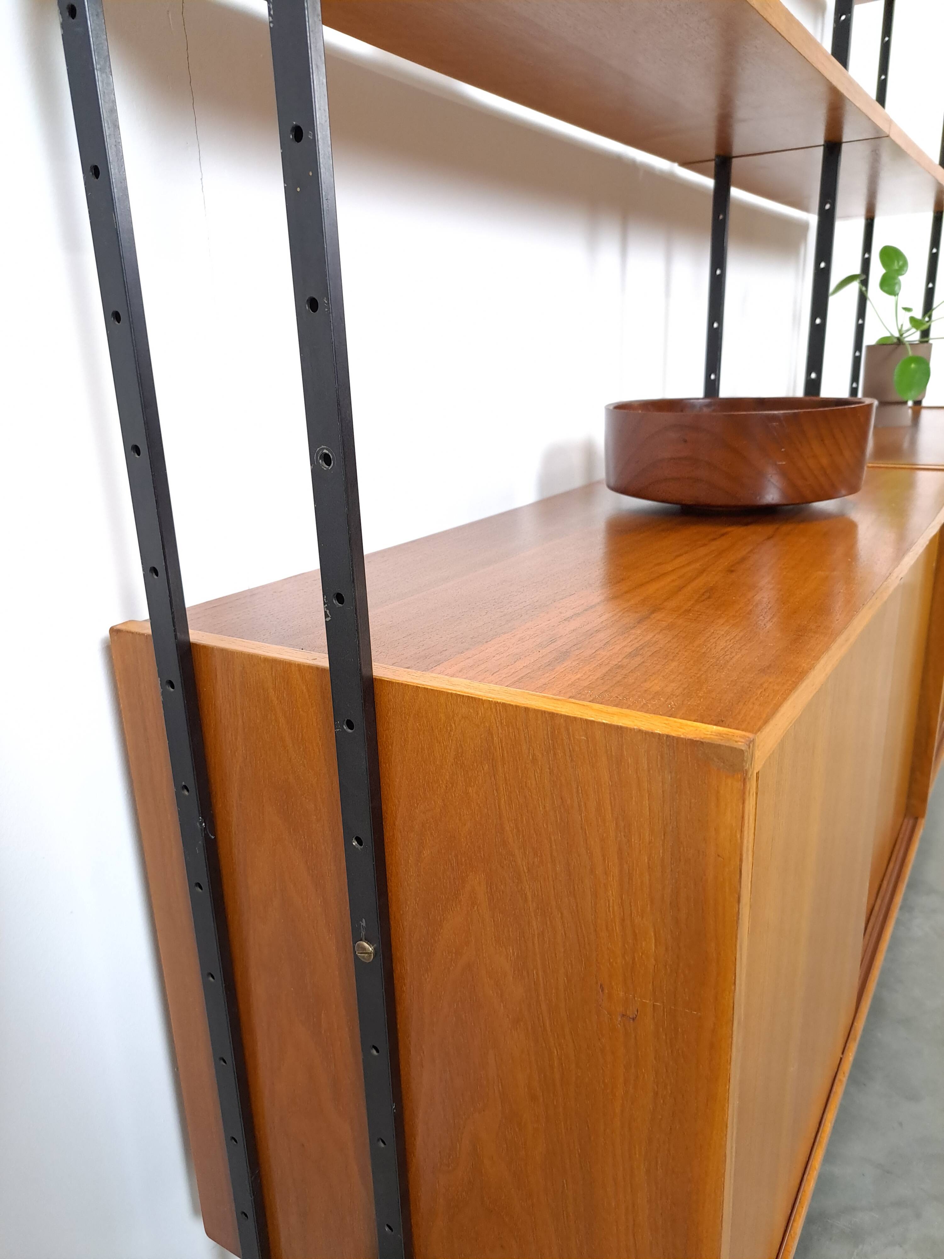 Modulair Omnia wandsysteem, Hilker, teak en zwart staal met legplanken