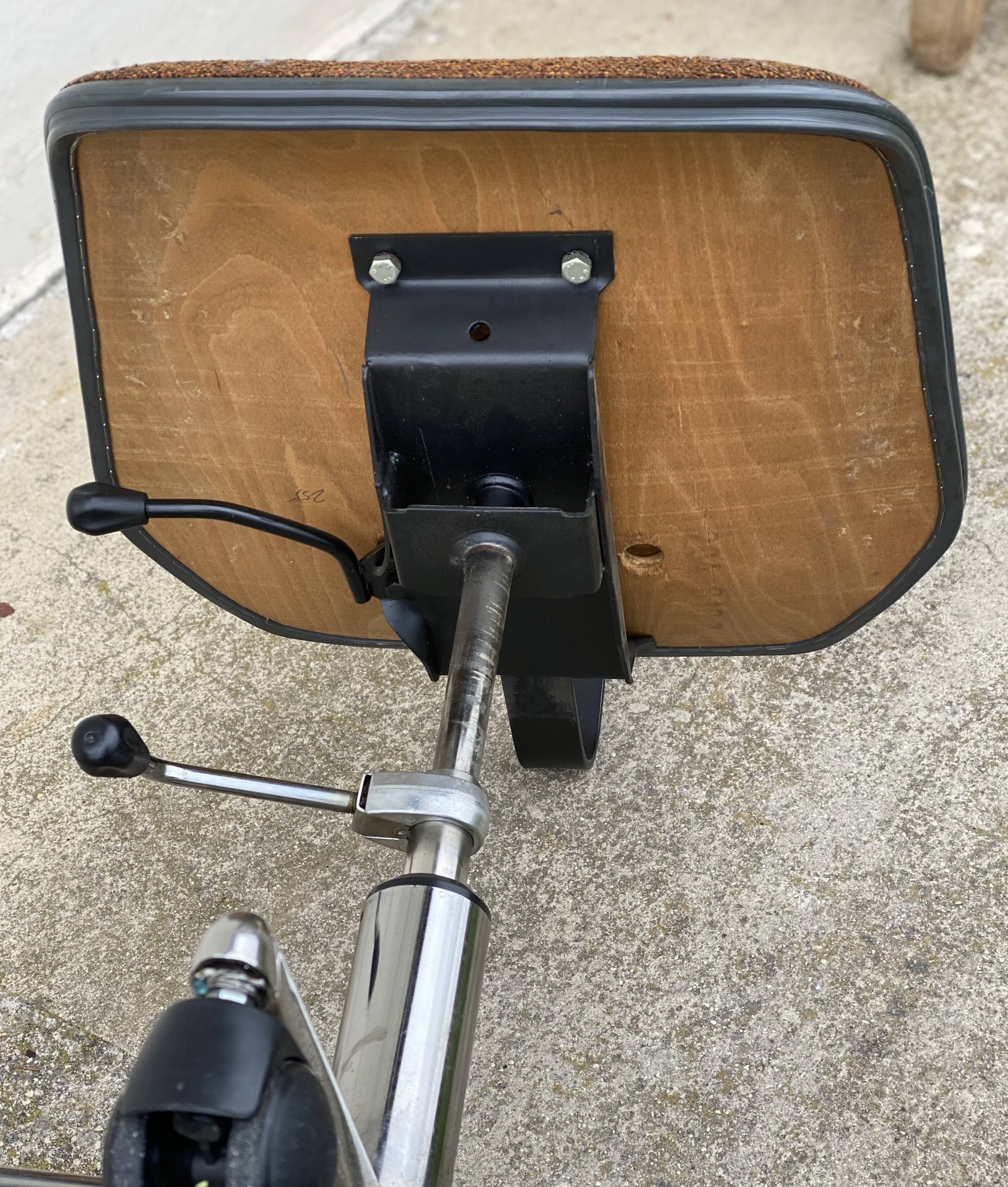 Vintage 1980 adjustable swivel office chair on wheels