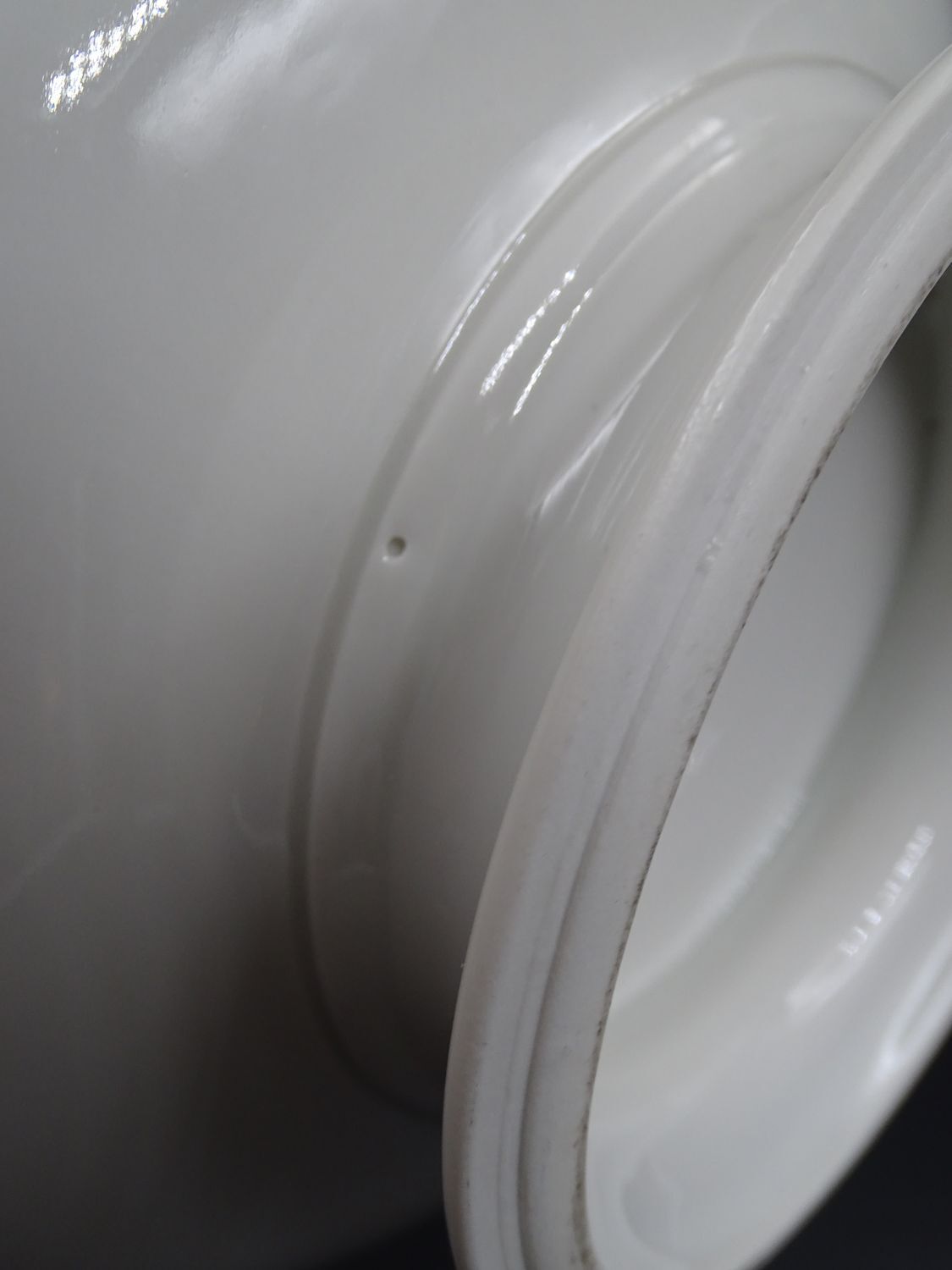 White porcelain dish, cut on foot, ideal for fruit or dessert! Around 1920-1930
