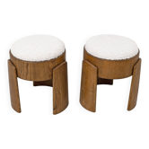 Paire de tabourets en bois de frêne de style Art Déco, rembourrés en bouclé blanc.