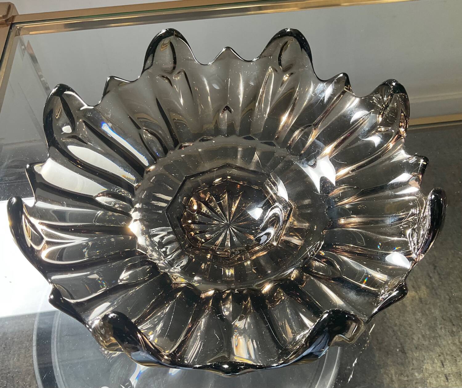 Vintage empty pocket cup in smoked glass paste