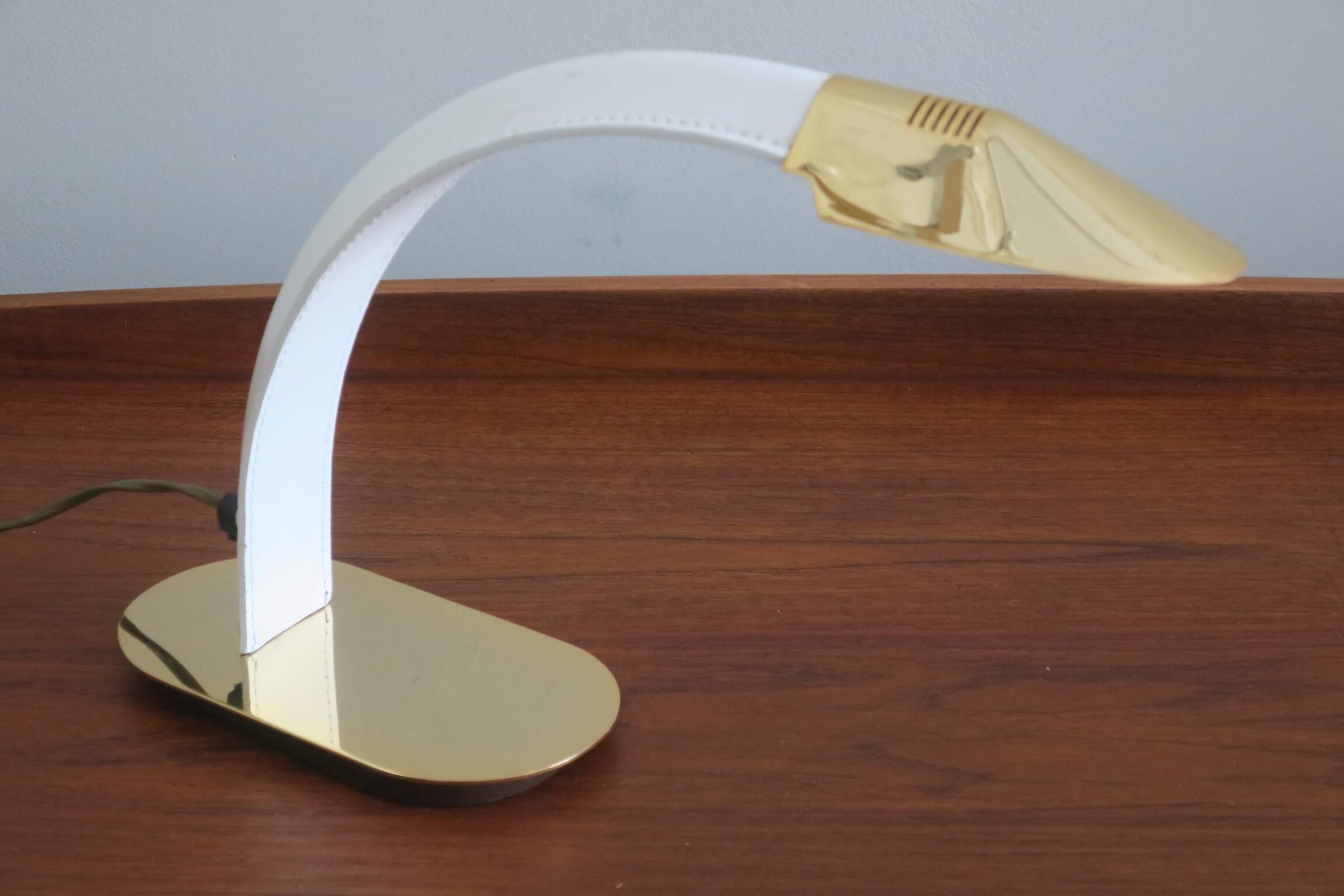 Lampe de bureau vintage en cuir gravé et en laiton plaqué or, Italie années 1970