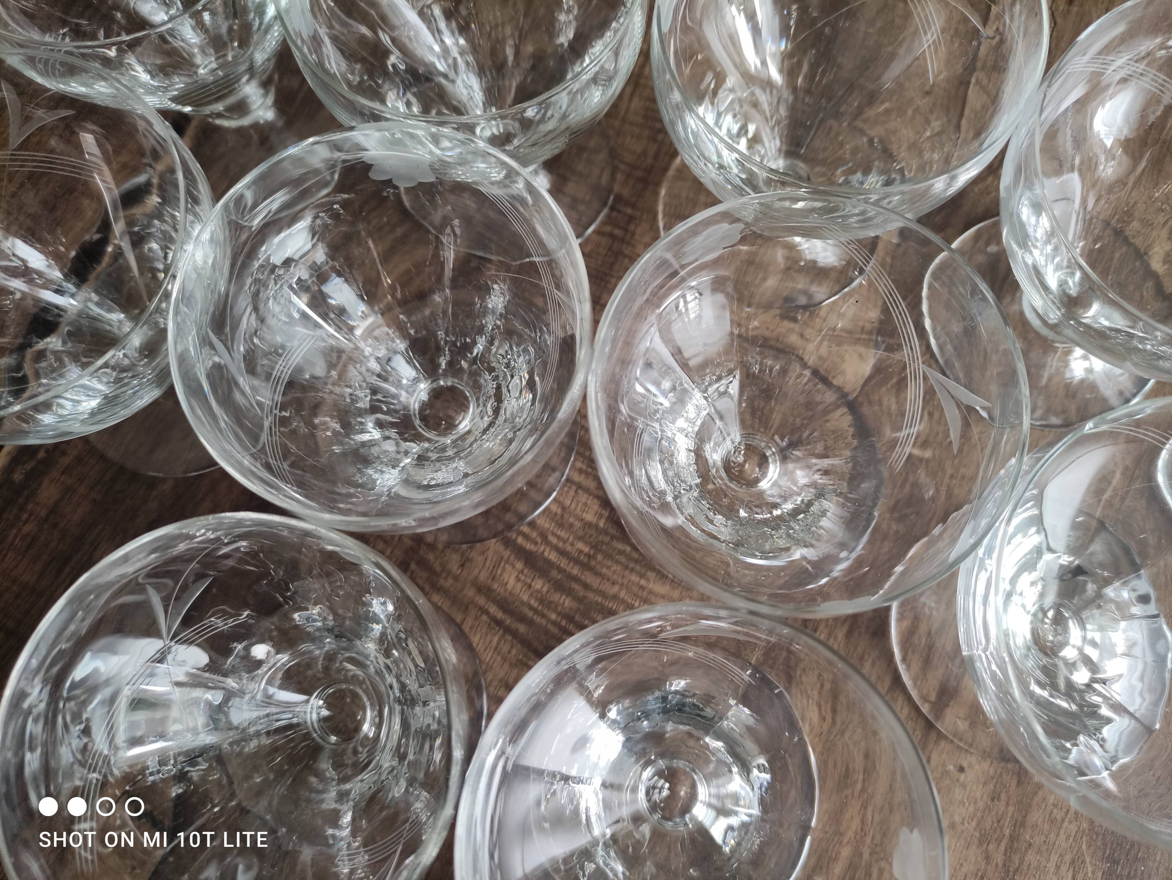 Lot de 11 coupes à champagne en verre ancien ciselé décor floral sur pied bas