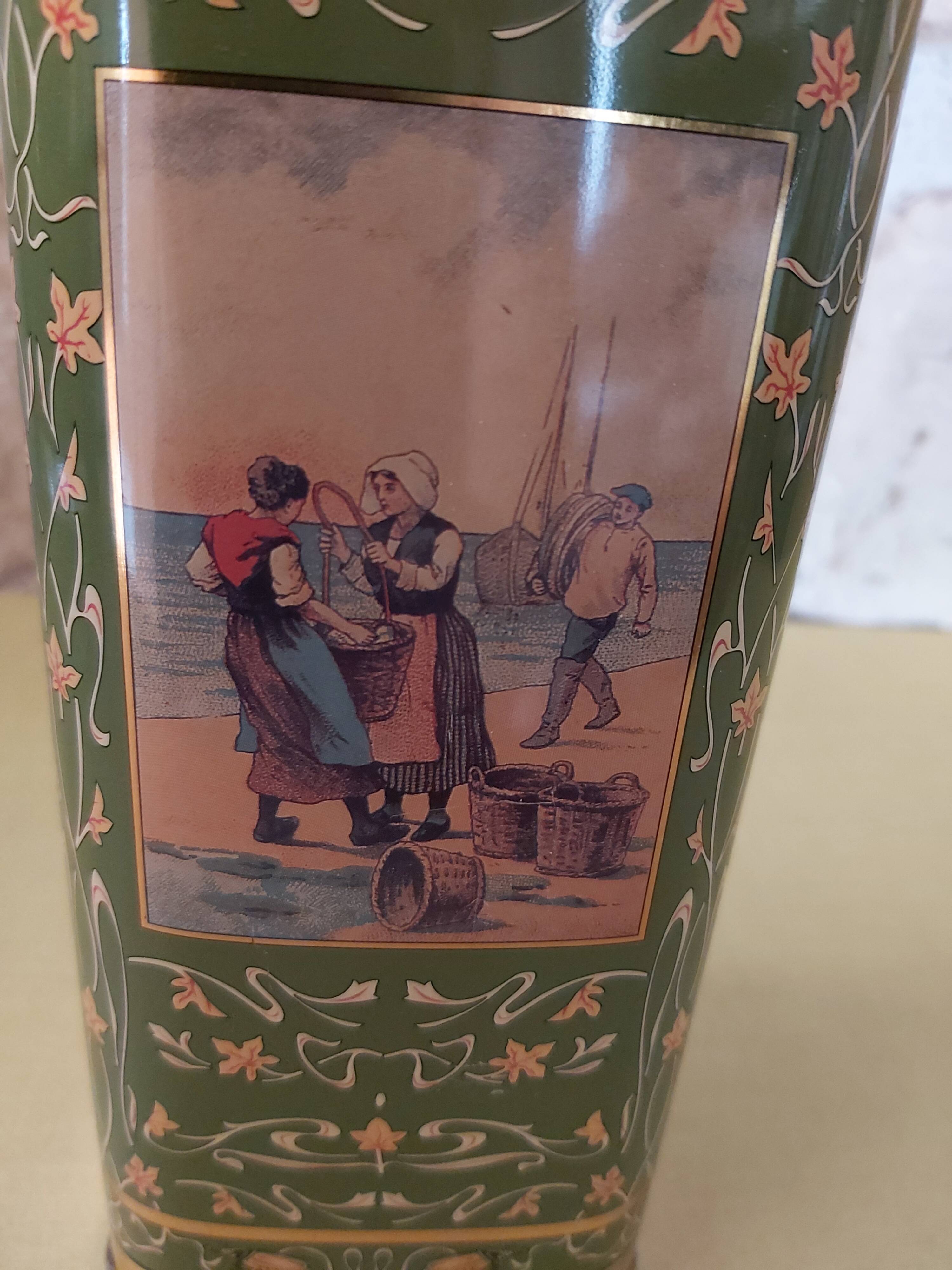 Antique metal box Chicory Leroux