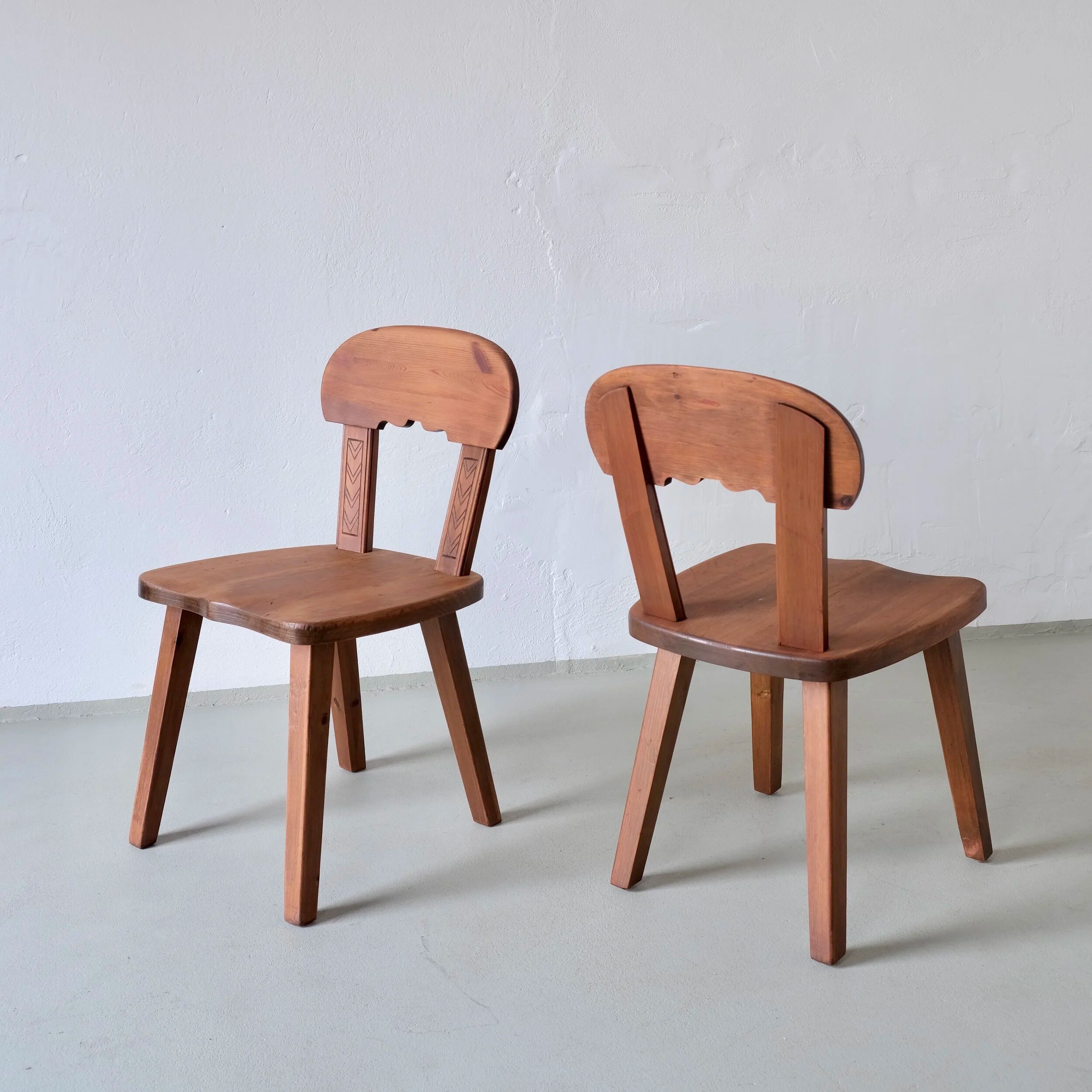2 chaises rustiques en pin teinté sculpté | Suède | Années 1940
