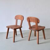 2 chaises rustiques en pin teinté sculpté | Suède | Années 1940