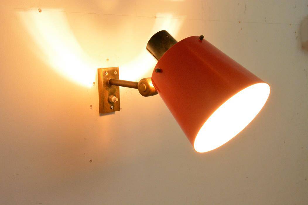 Old and rare Stilnovo wall light, red and black lacquered metal and brass With period label