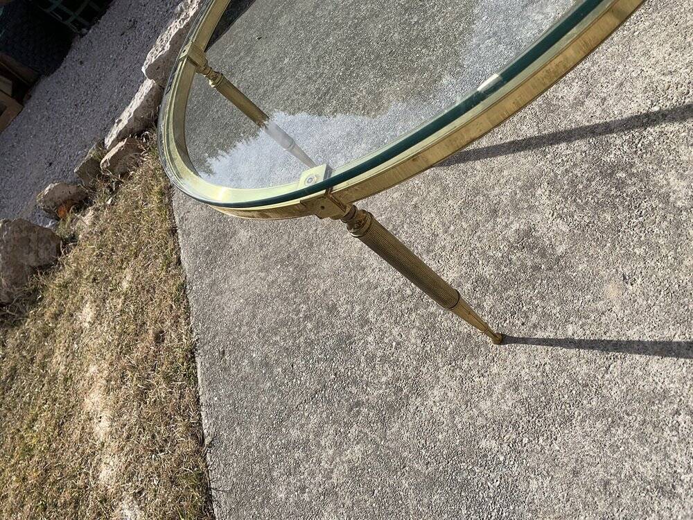 Round coffee table in gilded brass with a transparent glass top, 1960s design.