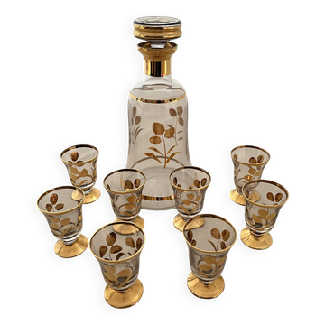 Liqueur service, 1 carafe & 6 small glasses, golden floral decoration.