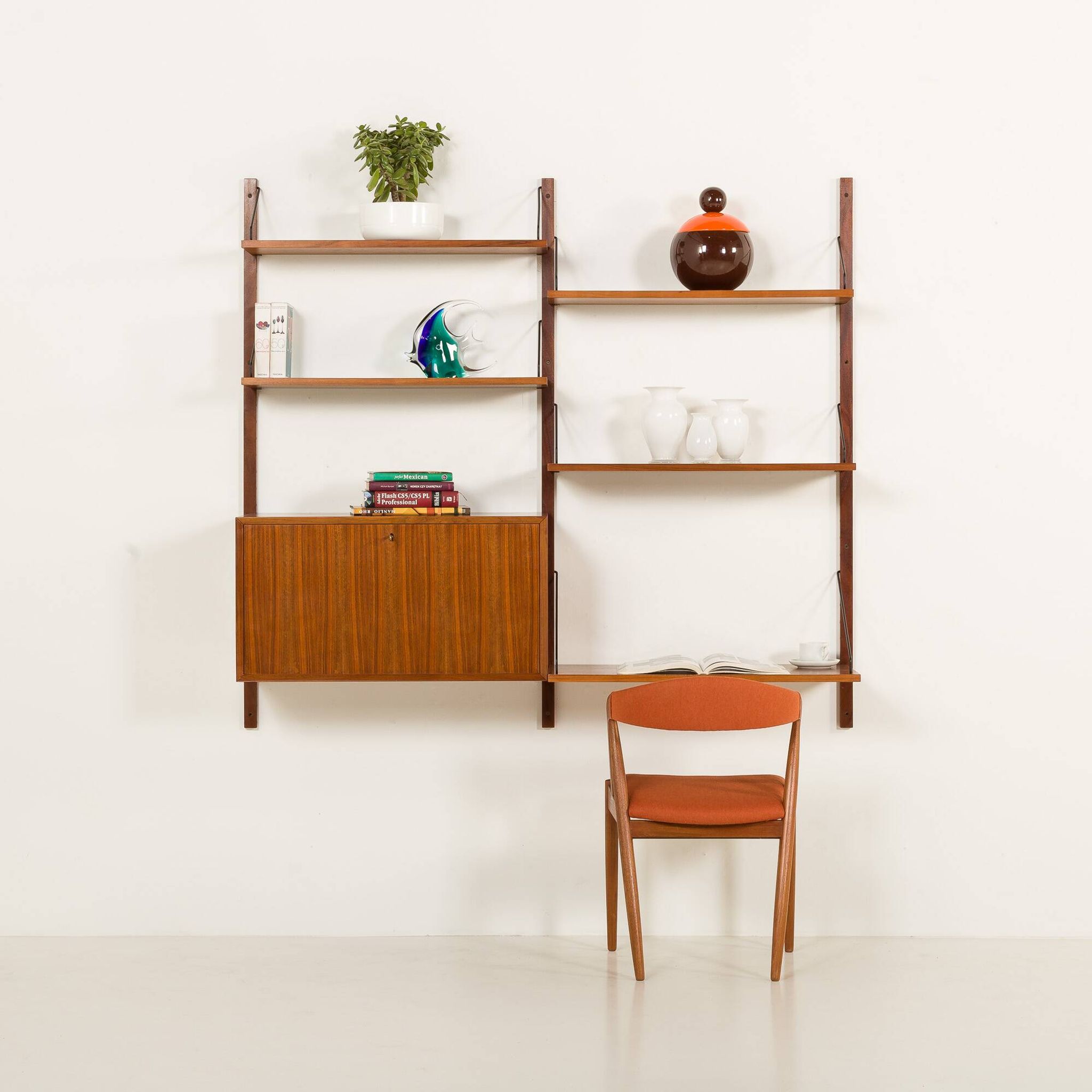 Poul Cadovius shelving unit with a desk in walnut for Cado, 1960s