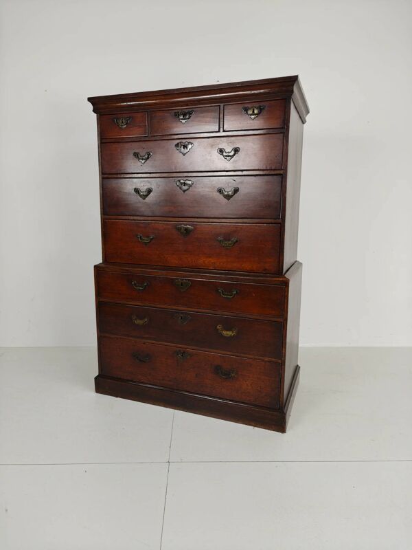 Commode haute de campagne George III / coffre sur coffre