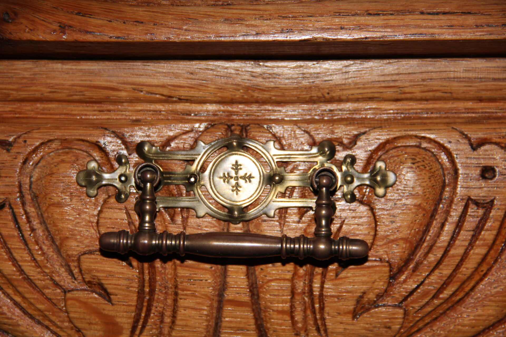 Double body late 19th century in oak and colored stained glass