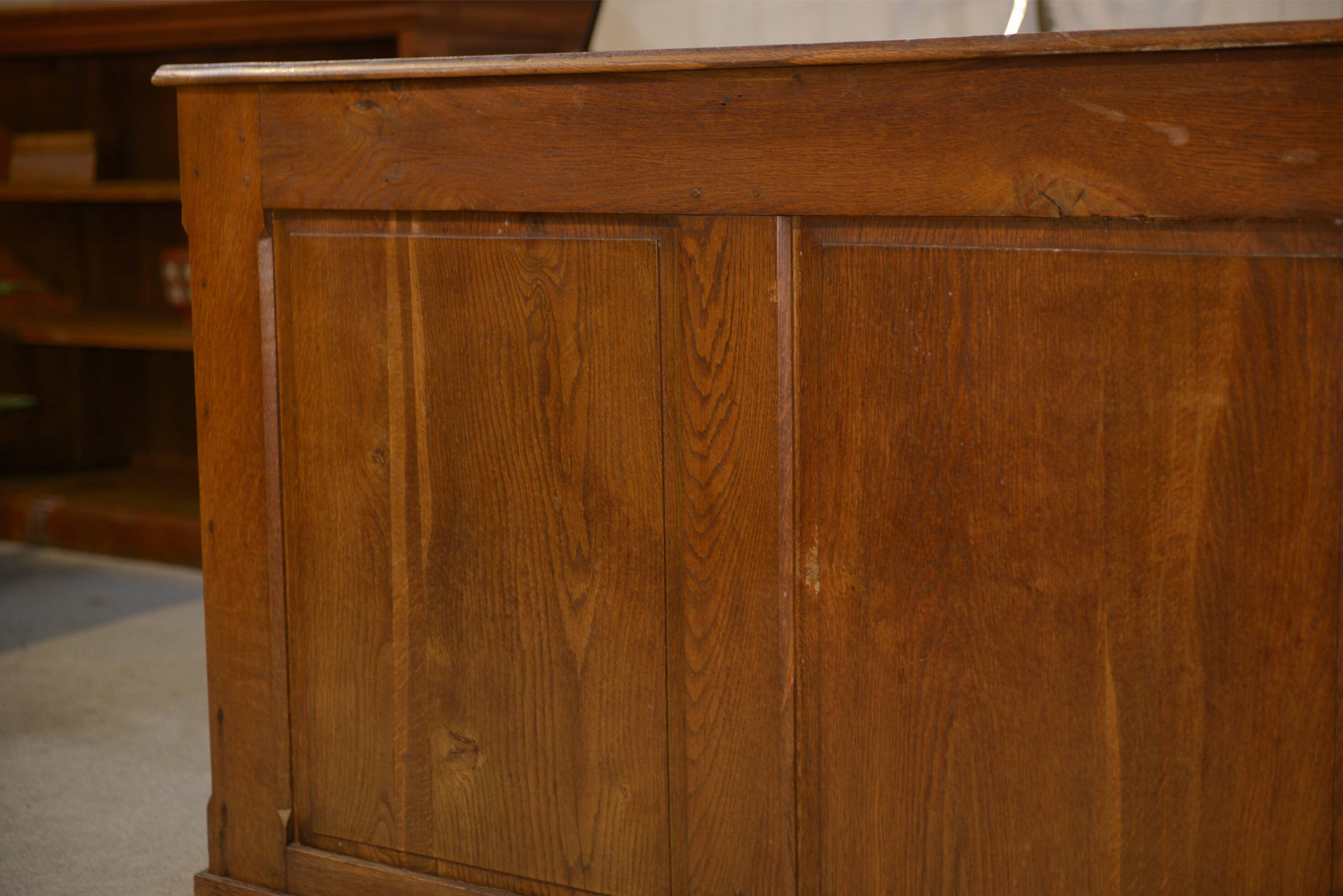 Grocer's counter / workshop furniture in solid oak from the 1920s