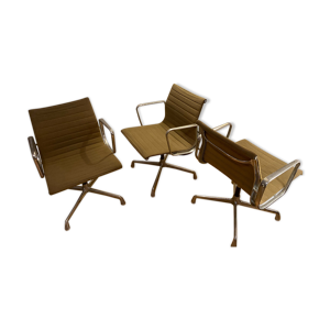 suite de 3 fauteuils Eames EA 107