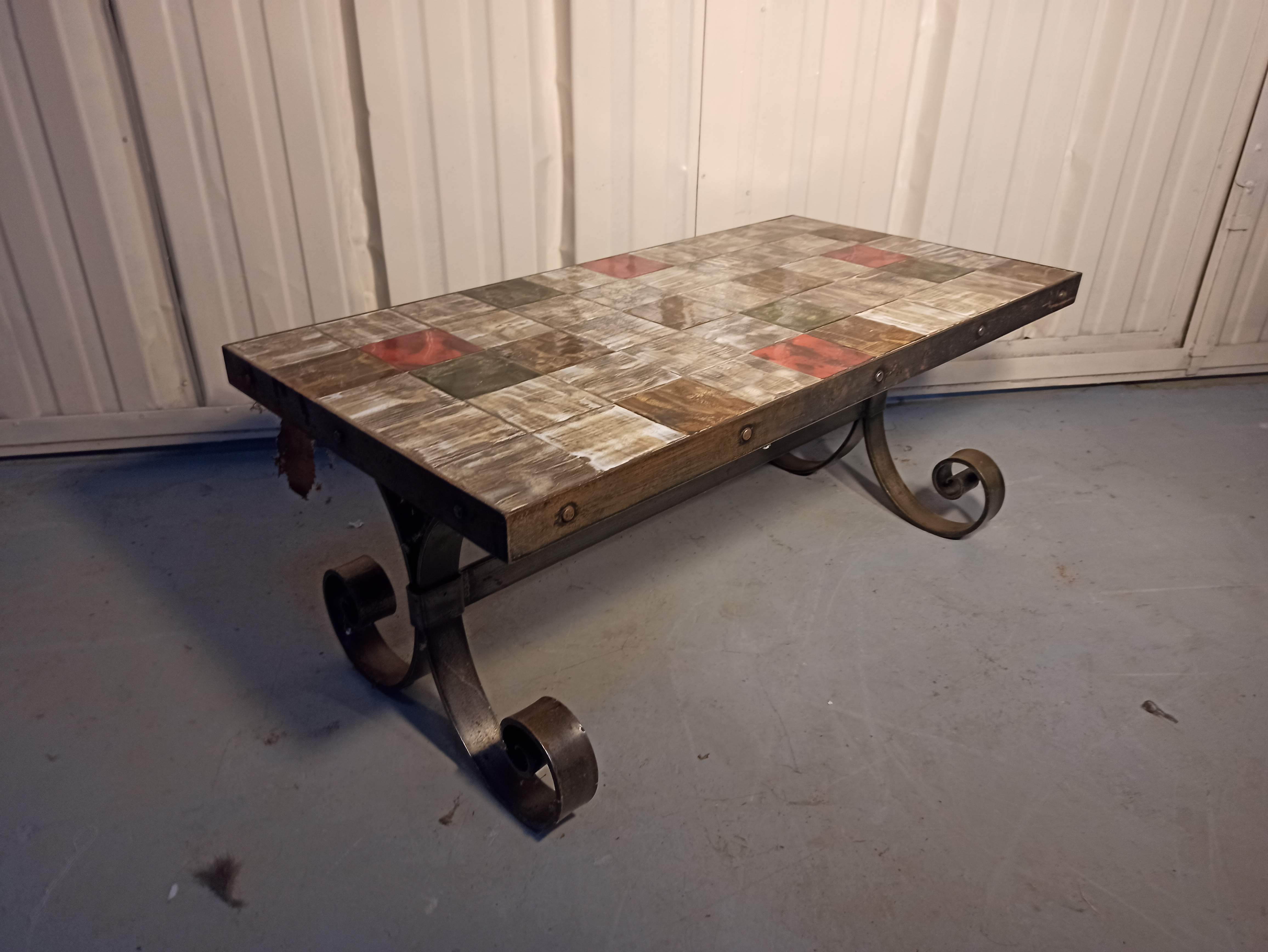 Base table in wrought iron thicken and tiled floor