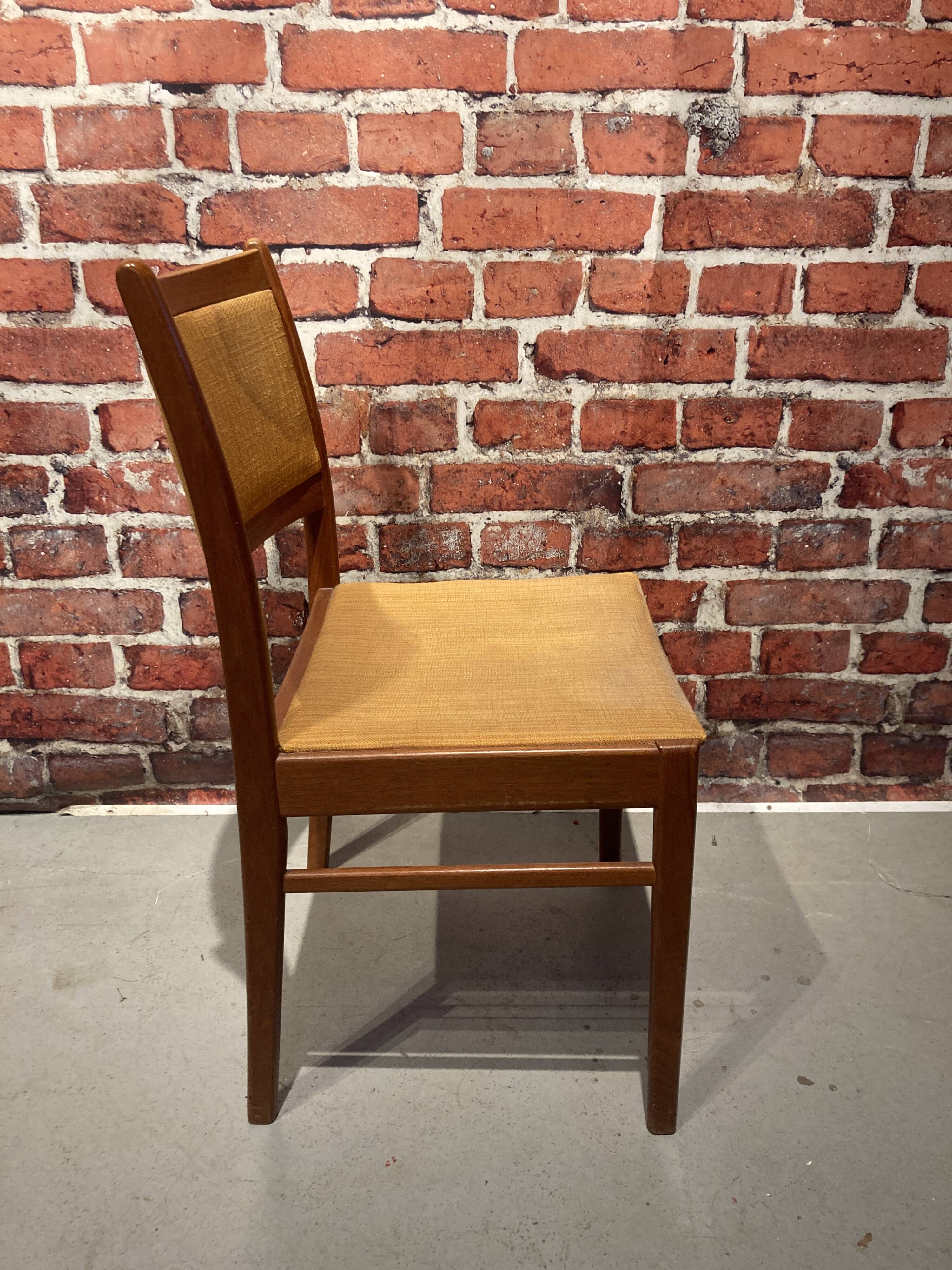 Set of 6 wooden chairs