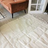 Tapis Berbère Béni Ouarain uni blanc à motifs lignes géométriques incrustés en laine