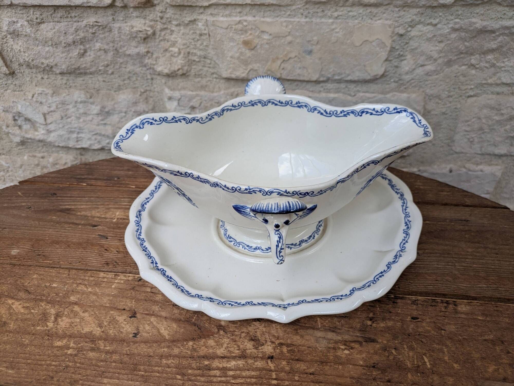 Ancienne saucière sur dormant fixe Gien France modèle Rouen avec arabesques