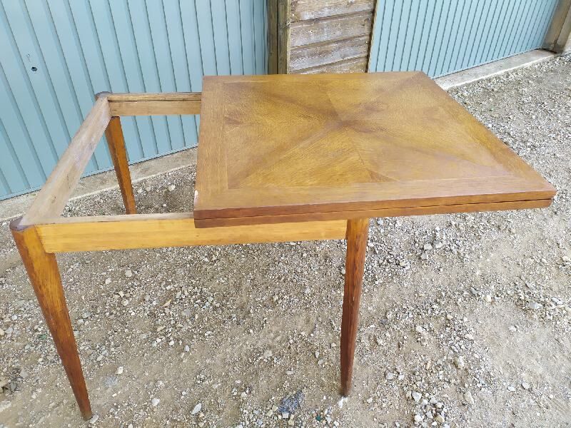 Folding table