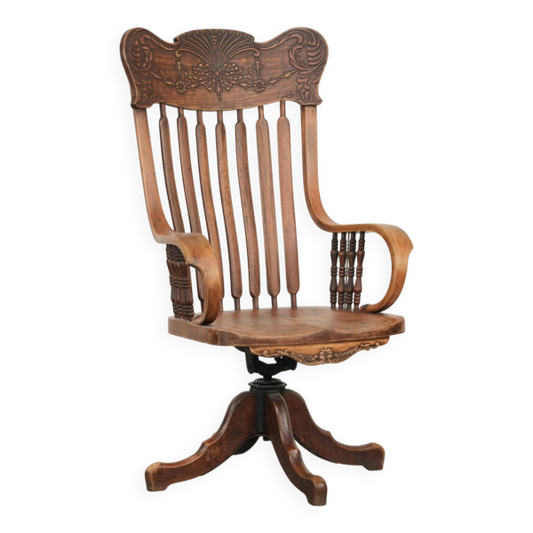 Chaise de bureau charmante avec de belles sculptures en bois du début du 20e siècle.
