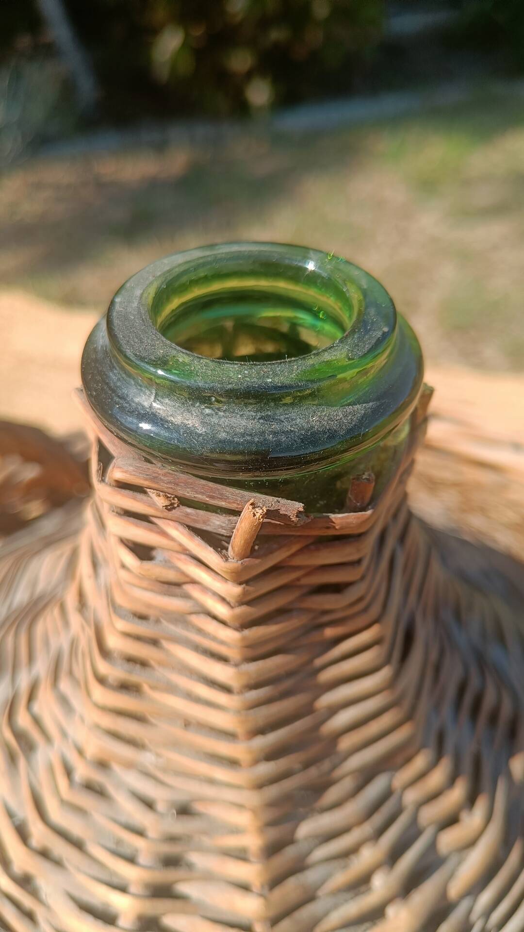 dame-jeanne ancienne en verre vert et osier