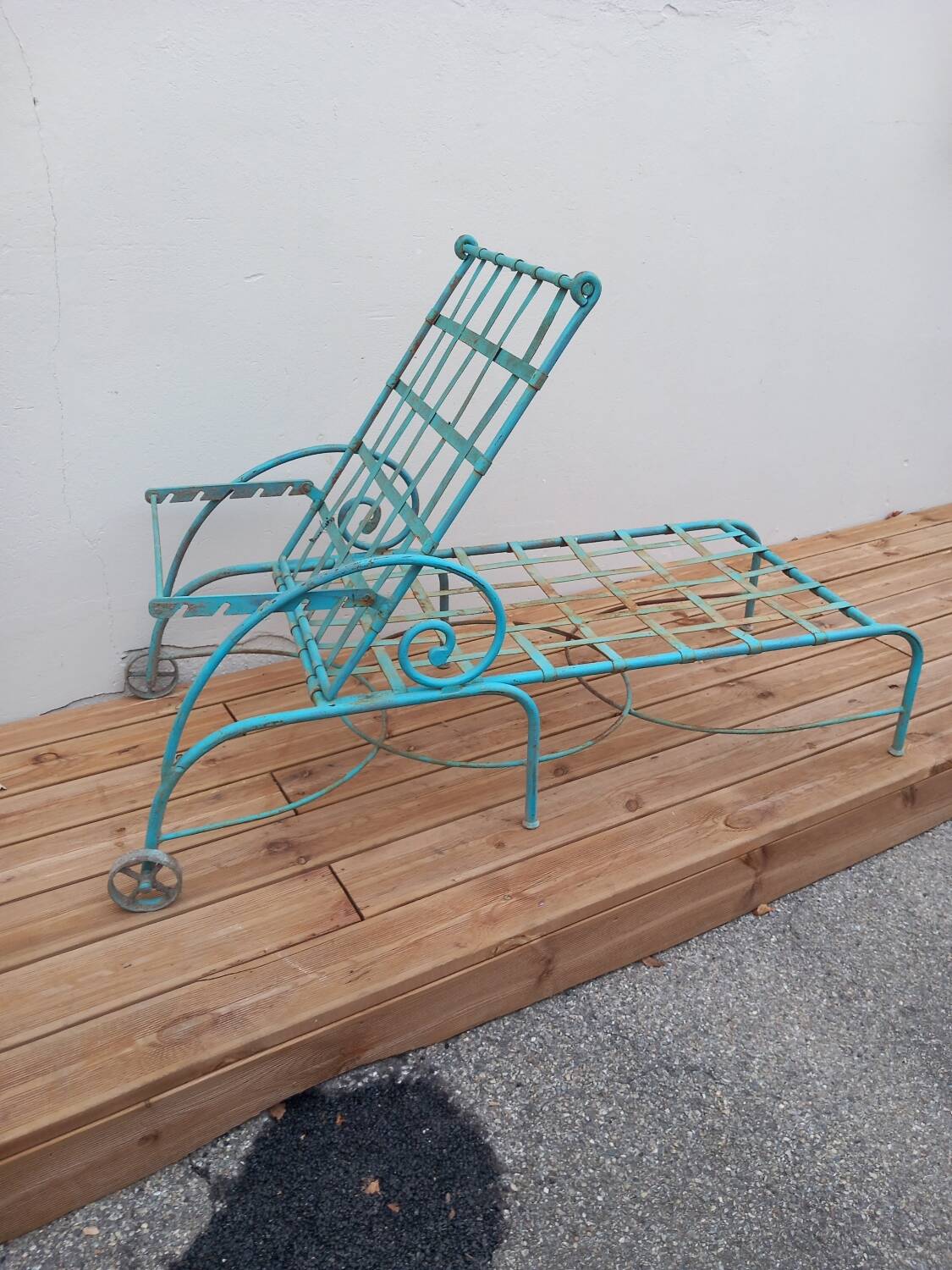 Lot of 2 old wrought iron lounge chairs and its 2 pedestal tables