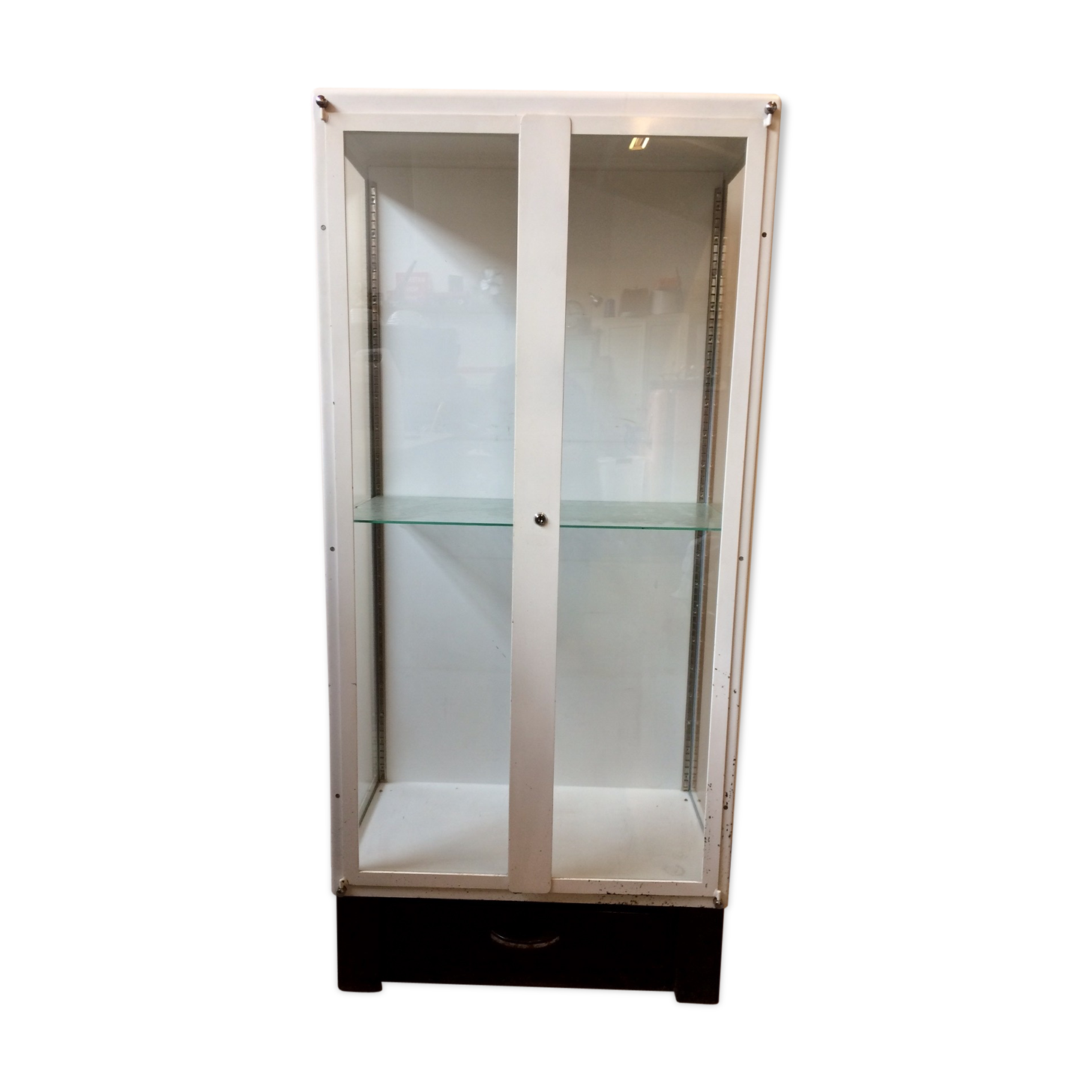 Vitrine d'hôpital des années 70