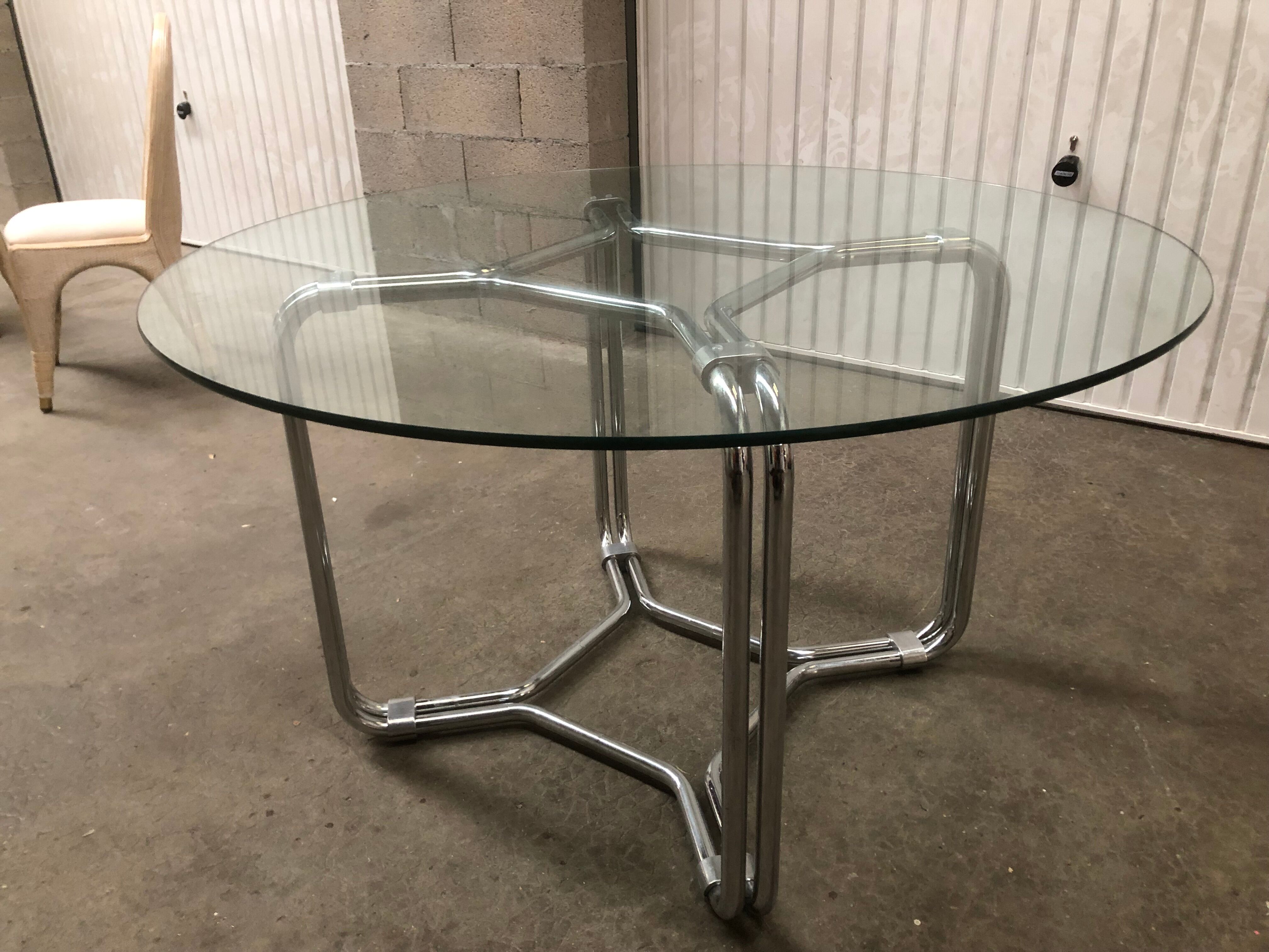 Round table Italian design 1970