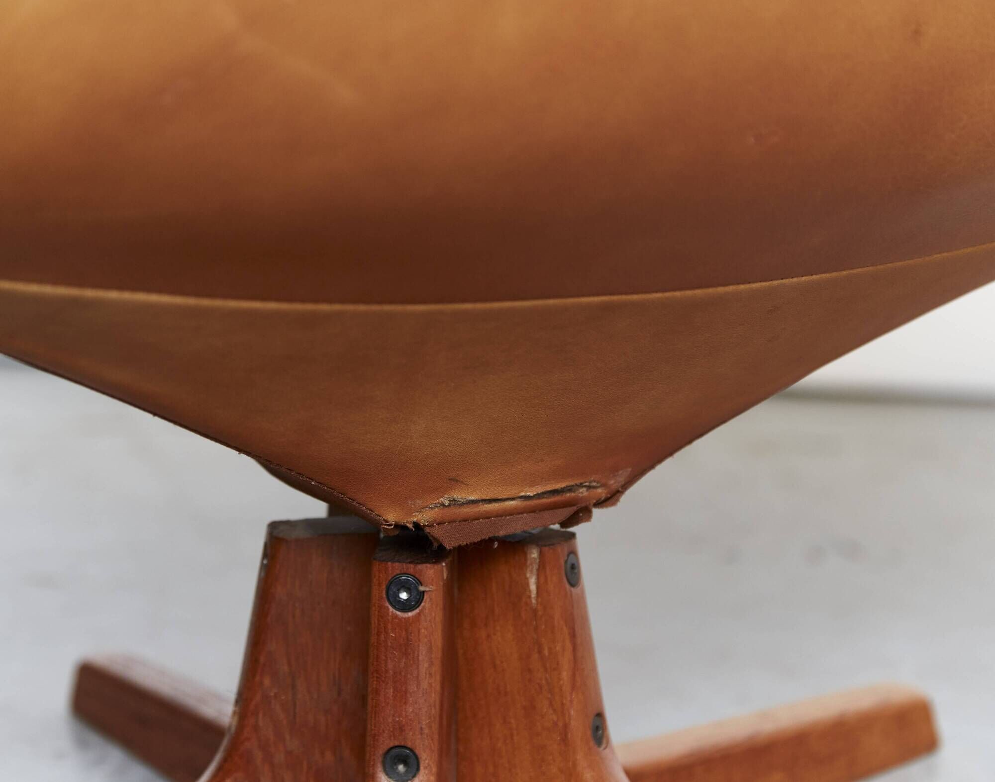 Fauteuil pivotant à dossier haut en teck et cuir Berg Furniture